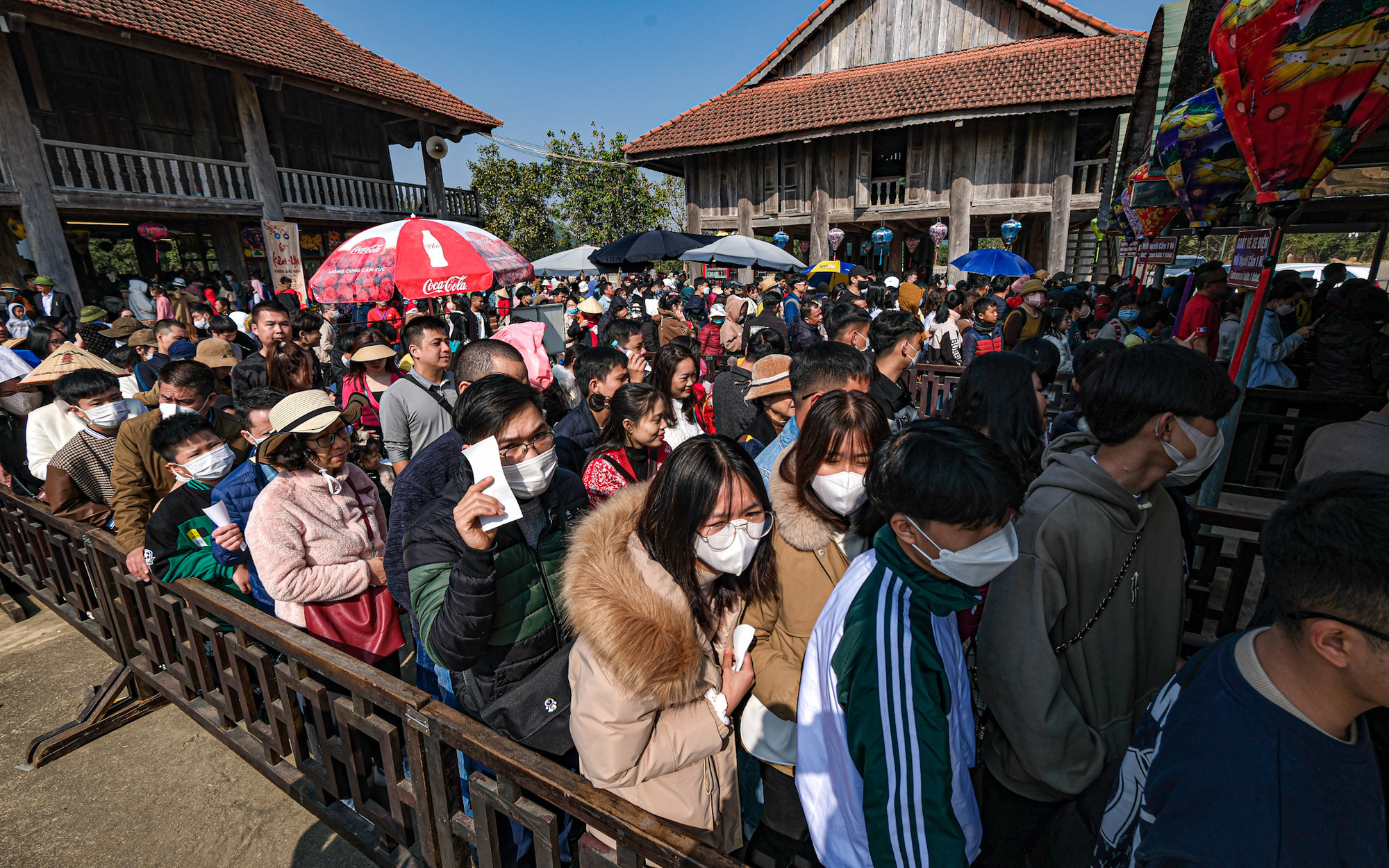 Nắng đẹp, biển người đổ về chùa Tam Chúc, Bái Đính