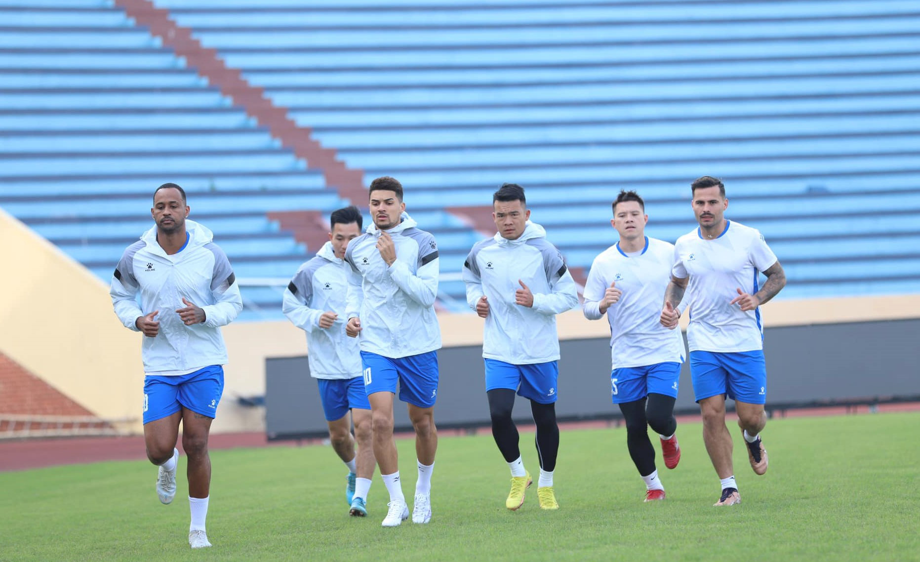 Văn Hậu, Văn Thanh, Văn Đức... nhận lì xì trong ngày khai xuân - Ảnh 3.