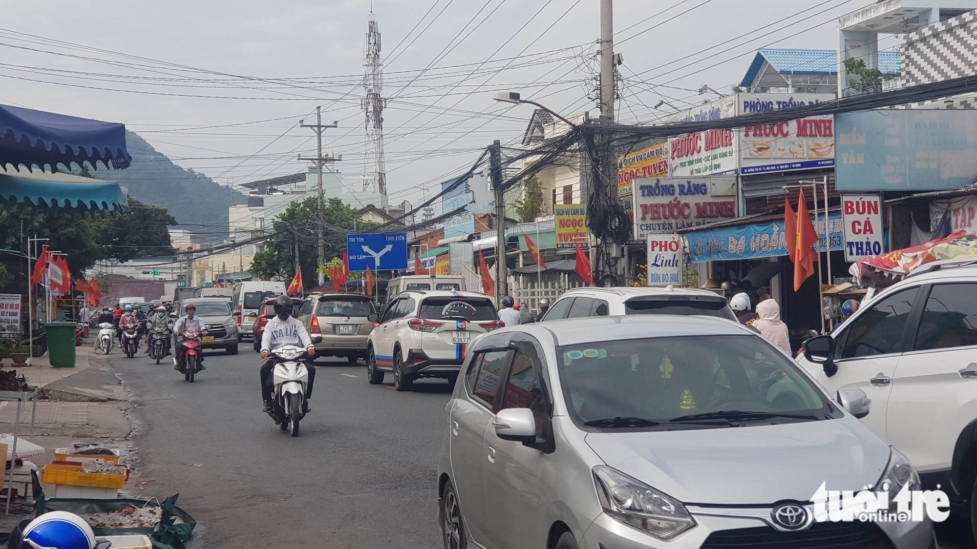 Hàng chục ngàn người về Bảy Núi, xe lôi Châu Đốc ăn nên làm ra - Ảnh 3.