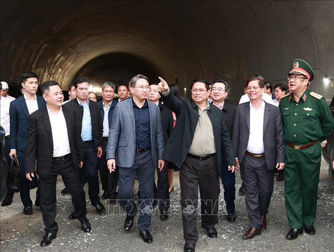 Thủ tướng Phạm Minh Chính kiểm tra dự án xây dựng đường bộ cao tốc Nha Trang - Cam Lâm - Ảnh 1.