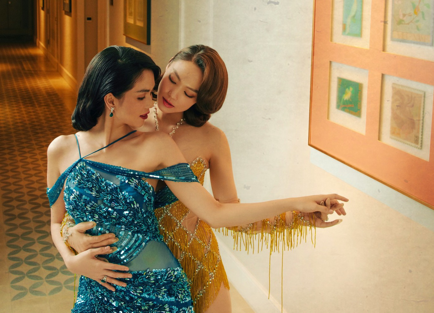 Chị chị em em 2: Tấu hài về phận gái điếm, ám chỉ đấu đá showbiz? - Ảnh 1. Chị chị em em 2: Tấu hài về phận gái điếm, ám chỉ đấu đá showbiz? - Ảnh 1.