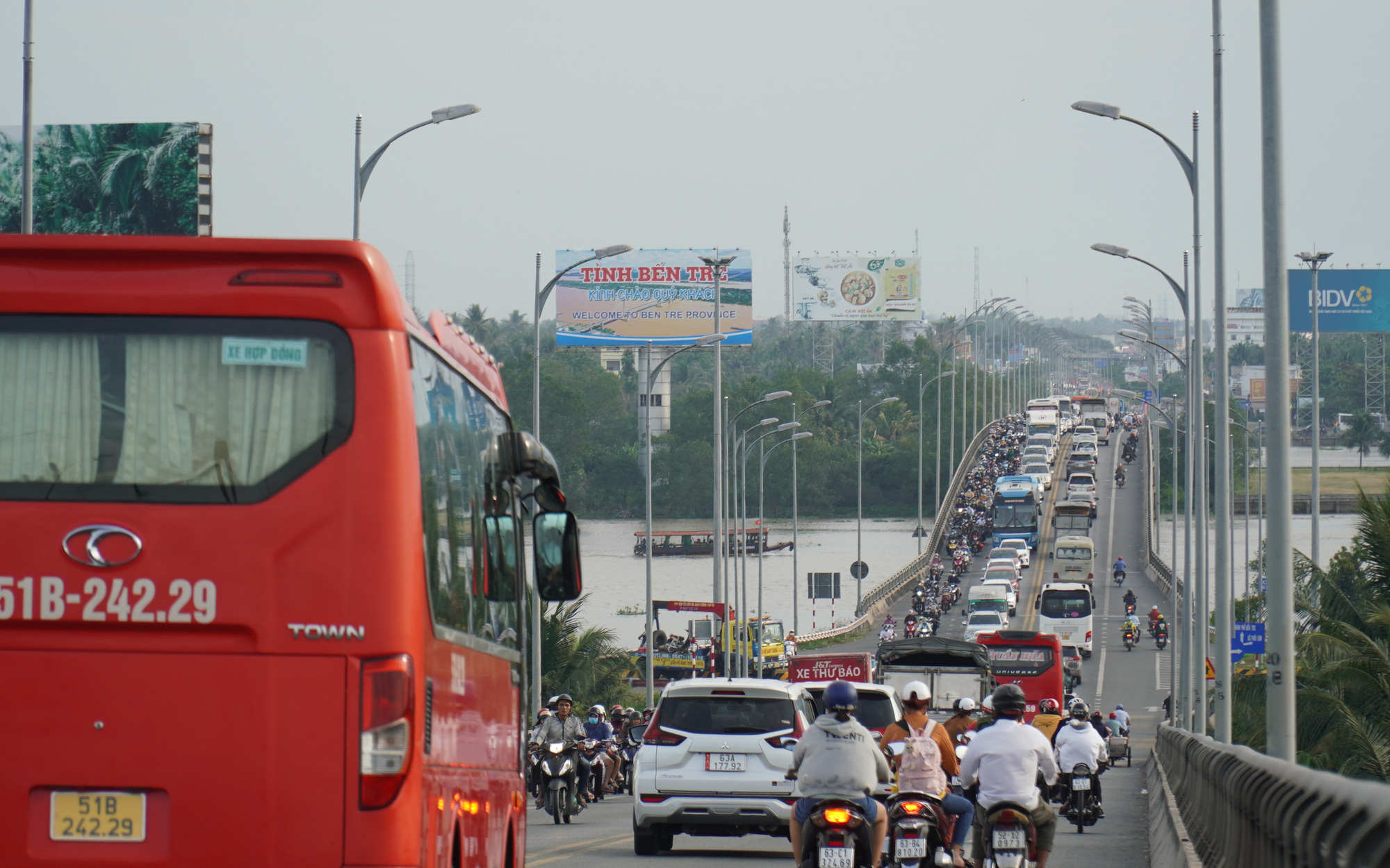 Xe chở hàng Tết tăng, cầu Rạch Miễu kẹt xe sáng đêm, các ngày trong tuần- Ảnh 4. Đi qua cầu Rạch Miễu giờ nào, thế nào để tránh kẹt xe?