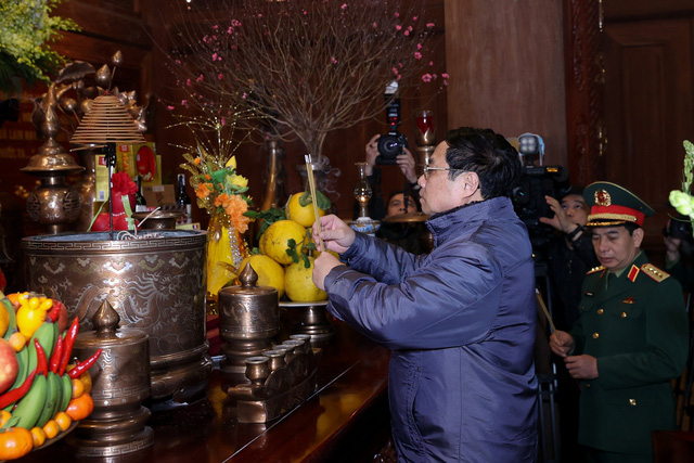 Thủ tướng dâng hương tưởng niệm Chủ tịch Hồ Chí Minh, phát động Tết trồng cây - Ảnh 1.