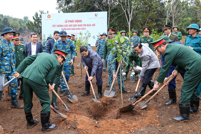 Thủ tướng dâng hương tưởng niệm Chủ tịch Hồ Chí Minh, phát động Tết trồng cây - Ảnh 2.