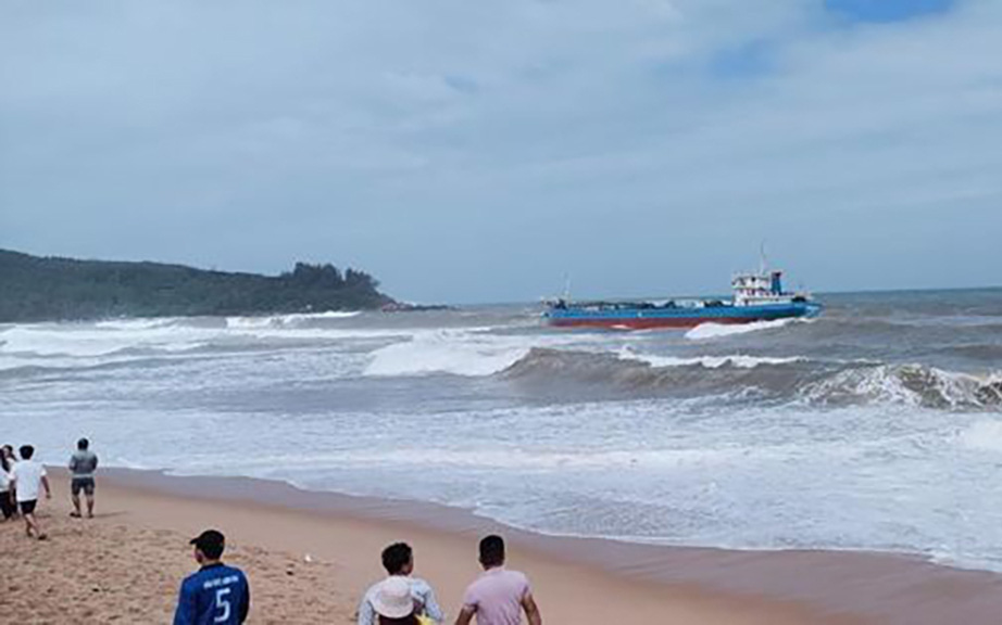 Tàu Hoàng Gia 46 đã gãy đôi, Quảng Ngãi họp khẩn ứng phó tràn dầu