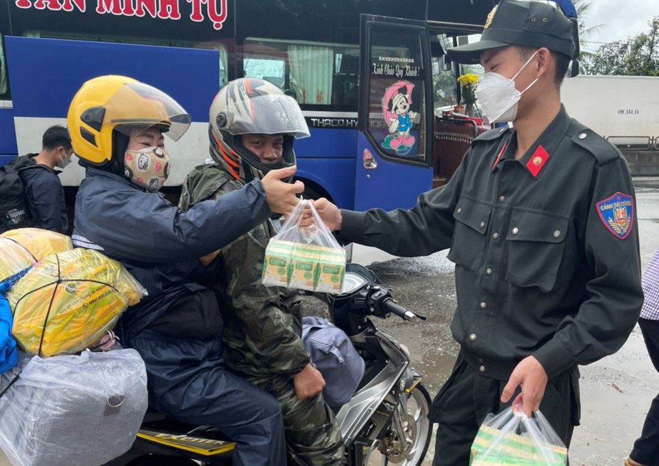 'Tỉnh nào cũng có điểm dừng chân của Cảnh sát giao thông cho bà con vào Nam mưu sinh thì tốt quá' - Ảnh 1. 'Tỉnh nào cũng có điểm dừng chân của Cảnh sát giao thông cho bà con vào Nam mưu sinh thì tốt quá' - Ảnh 1.