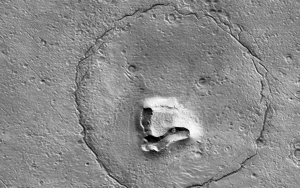 NASA phát hiện "mặt gấu" trên bề mặt sao Hỏa