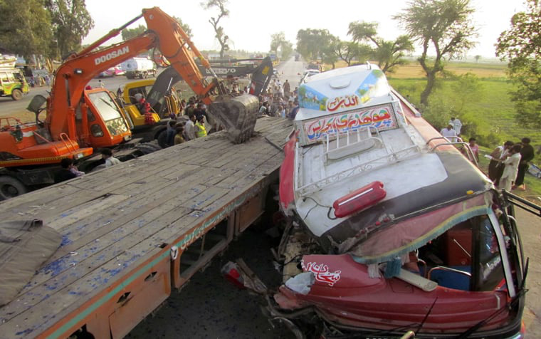 Accident in Pakistan, 40 people died unidentified - Photo 1.