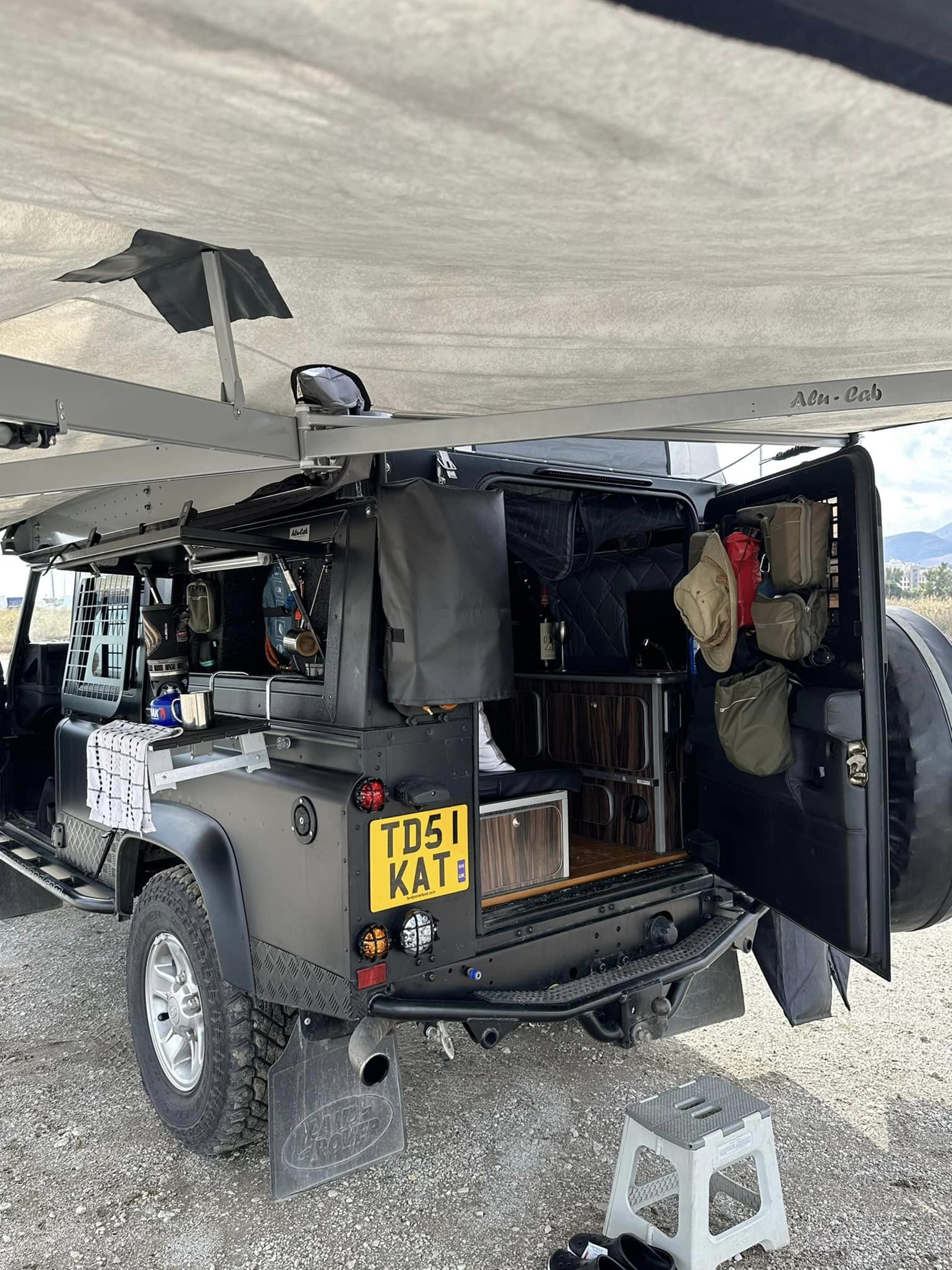 The old lady U60 turned a billion-dollar Land Rover into a mobile home traveling around Africa - Photo 8.