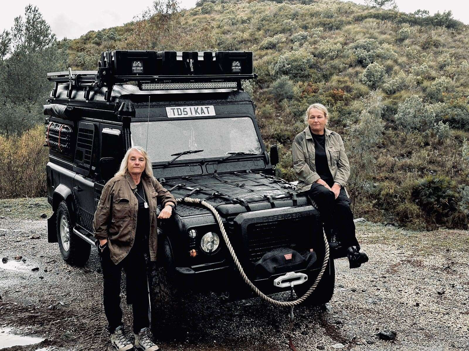 The old lady U60 turned a billion-dollar Land Rover into a mobile home to travel around Africa - Photo 2.