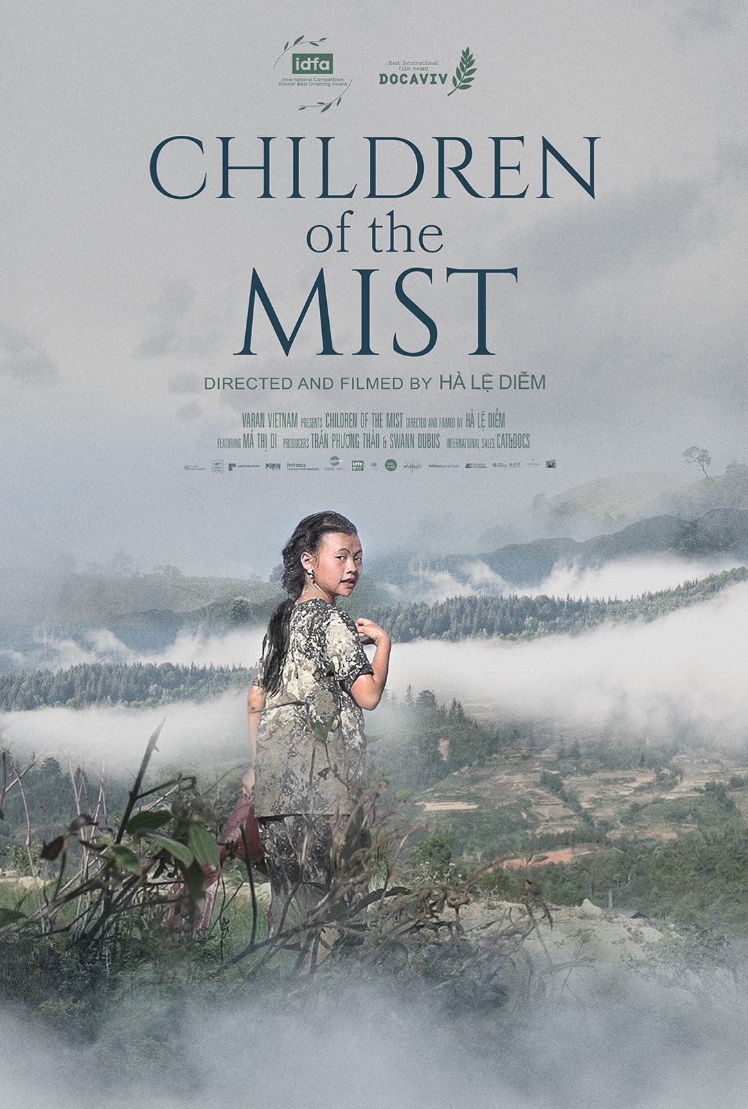 Hà Lệ Diễm Đạo diễn Phim Việt vào top 15 ở Oscar: Nhà làm phim như người thợ gốm - Ảnh 1. Hình ảnh trong phim Children of the Mist (Những đứa trẻ trong sương) của Hà Lệ Diễm - Ảnh: VARAN    Tuổi Trẻ đối thoại với Hà Lệ Diễm, nữ đạo diễn 31 tuổi với niềm say mê dòng phim tài liệu trực tiếp, dấn thân và giàu cảm xúc.  Những đứa trẻ trong sương là phim tài liệu theo chân Di, cô bé người Mông ở Sa Pa, từ khi hơn 12 tuổi đến hơn 15 tuổi. Các cô bé người Mông thường kết hôn sớm, nhưng Di mong muốn được đi học.  Hà Lệ Diễm: Sương mù đẹp và cũng rất đáng sợ * Tên phim Children of the Mist (Những đứa trẻ trong sương) rất giàu hình ảnh. Ngoài hình ảnh sương mù gắn với vùng đất Sa Pa, tên phim còn ý nghĩa gì?  - Tôi chọn tên Children of the Mist vì sương mù (mist) là một nhân vật của vùng đất đó, nó không bao giờ tan biến. Có những ngày sương mù rất đẹp nhưng cũng có những ngày nó rất đáng sợ.  Tôi nhớ khi còn đi học, nhà ở trên núi rất cao mà phải đi bộ, đường rất bé. Những ngày sương muối lạnh giá, sương mù xuống như một bức tường đặc quánh bao quanh và cao làm tôi tưởng không thể vượt qua được.   Tôi sợ đến mức quay về nhà, nói dối để không phải đi học nữa. Nhưng rồi tôi cũng phải lấy hết can đảm để băng qua bức tường sương mù ấy.   Nỗi sợ ấy rất giống nỗi sợ khi chúng ta phải lớn lên, khi chúng ta không biết thứ gì đợi mình phía trước.  * Tại sao bạn chọn đề tài truyền thống kéo vợ của người Mông để làm phim?  - Ban đầu tôi muốn làm một bộ phim về tuổi thơ và vì sao nó biến mất. Tôi muốn quay những khoảnh khắc vui vui, đẹp đẹp, hài hước của cô bé Di và bạn bè, gia đình.   Nhưng tự dưng chuyện kéo vợ lại xảy ra nên mọi chuyện thay đổi, không còn vui nữa. Tôi không muốn làm phim về chủ đề kéo vợ vì nếu làm thì tôi biết rất nhiều trường hợp kéo vợ, buôn bán phụ nữ.   Khi sự việc kéo vợ xảy ra và vào phim tôi, tôi phải học cách kiểm soát, cân bằng nhưng cũng rất khó.  * Làm phim tài liệu trực tiếp, nhà làm phim luôn phải sẵn sàng với những tình huống bất ngờ, đưa phim đi theo một hướng khác như vậy?  - Nhiều khi mình không sẵn sàng nhưng phải tìm cách thỏa thuận, xoay xở trong tình huống đó. Giống như Di, khi việc kéo vợ xảy ra, cô bé phải lựa chọn theo truyền thống không hay quay trở lại trường học?   Tôi cũng phải tìm cách làm việc với những tình huống khó khăn. Tôi đã quay Di từ năm 2017, trong ba năm rưỡi, từ khi cô bé hơn 12 tuổi đến năm hơn 15 tuổi. Hiện Di đã 18 tuổi rưỡi.   Poster Children of the Mist (Những đứa trẻ trong sương) của Hà Lệ Diễm - Ảnh: VARAN  Hà Lệ Diễm bảo đừng dùng từ hủ tục để nói về kéo vợ * Vì sao Hà Lệ Diễm  không muốn dùng từ &quot;cướp vợ&quot; hay &quot;tảo hôn&quot; khi nói về phim?  - Dùng từ kéo vợ là chính xác nhất trong trường hợp bộ phim của tôi vì người ta dùng tay để kéo Di về, còn cướp vợ là một hình thức khác phức tạp hơn.   Tôi cũng không muốn dùng từ hủ tục để công bằng với người Mông. Người Mông có một từ tiếng Mông dành cho kéo vợ, nếu dịch ra tiếng Việt là &quot;phong tục tập quán&quot;. Họ không gọi là hủ tục nên người ngoài cũng không nên gọi như vậy.   Ngay cả trong cộng đồng người Mông cũng có những ý kiến khác nhau về phong tục tập quán này. Họ cũng tranh cãi nên giữ hay không giữ việc kéo vợ.  Những người lớn tuổi như bố mẹ Di rất bảo vệ phong tục của mình. Bố Di nghĩ việc kéo vợ mang lại công bằng cho xã hội người Mông, giúp đàn ông Mông nghèo có vợ.   Nó cũng giúp hai người yêu nhau mà bị phản đối có thể lấy nhau mà không cần sự đồng ý của bố mẹ. Khi kéo vợ, của hồi môn nhà trai dành cho nhà gái rất thấp, còn nếu hai bên gia đình cùng đồng ý thì tiền thách cưới lại rất cao.  Một phụ nữ lớn tuổi người Mông trong làng của Di tự hào vì thời trẻ từng bị đàn ông kéo đến 6, 7 lần. Có thể trải nghiệm ấy tệ lúc cô còn trẻ, bị kéo như một con lợn, bẩn hết quần áo.   Nhưng khi trải qua hết tất cả những chuyện đó, khi đã 50-60 tuổi, cô lại tự hào. Mẹ Di cũng cưới bố Di vì bị kéo. Mẹ Di nói người Mông tin rằng người đàn ông đầu tiên hỏi mình làm vợ là người tốt nhất, còn những người sau không tốt bằng.   Việc kéo vợ giúp phụ nữ có quyền lực trong xã hội. Nếu kết hôn vì bị kéo thì sau này, nếu chồng nghiện ngập hay đánh đập, vợ có quyền kiện cáo chồng với bố mẹ đẻ và bố mẹ chồng.  Nhưng những bạn trẻ tầm tuổi của Di và chính Di đều cảm thấy sợ việc kéo vợ. Trước khi bị kéo, Di không sợ vì cô chưa biết chuyện đó là như thế nào.   Nhưng khi đã bị kéo, Di rất sợ khi bị giành giật, bị kéo lê trên đường, rách và bẩn hết quần áo. Phim của tôi làm việc &quot;Tại sao tuổi thơ lại biến mất?&quot; chứ trong phim Di không tảo hôn.  * Hà Lệ Diễm  là cô gái dân tộc Tày quê ở Bắc Kạn. Cuộc sống của bạn có những điểm tương đồng và khác biệt gì với cô bé Di?  - Kể cả mình có bị kéo vợ hay không, có tảo hôn hay vẫn được đi học, cảm giác mình trở thành người lớn, không hiểu tại sao mình lại phải lớn lên - cảm giác đó vẫn vô cùng cô đơn và buồn kinh khủng.   Khi nhìn Di và bạn bè cô bé vui chơi hồn nhiên, tôi nghĩ đến một ngày cô bé sẽ phải trải qua cảm giác đó. Nên tôi muốn làm một bộ phim kể lại tất cả những sự cô đơn và buồn ấy, về tuổi trưởng thành.  * Đến nay cuộc sống của Di như thế nào?  - Sau khi phim hoàn thành, Di không đồng ý lấy người kéo mình và quyết định quay trở lại học ở trường nội trú tại Sa Pa.   Di nhận được học bổng của một tổ chức phi chính phủ ở Úc. Nhưng do COVID-19 nên trường học đóng cửa. Khi quay trở lại trường, Di gặp, yêu và cưới một bạn trai vừa học xong đại học.   Di ngưng học một thời gian vì lấy chồng, sinh con đầu lòng vào đầu năm nay. Cuộc hôn nhân của Di hạnh phúc, cô vừa quyết định trở lại trường học tiếp khi 18 tuổi rưỡi. Di lớn hẳn rồi, không còn trẻ con nữa.  Đạo diễn Phim Việt vào top 15 ở Oscar: Nhà làm phim như người thợ gốm - Ảnh 2. Hình ảnh trong phim Children of the Mist (Những đứa trẻ trong sương) của Hà Lệ Diễm - Ảnh: VARAN  Áp lực vào top 15 giải Oscar  * Ngay phim đầu tay, bạn đã đạt nhiều thành tựu quốc tế. Bạn có áp lực với những phim tiếp theo?  - Mọi người có thể kỳ vọng vào dự án tiếp theo nhưng với tôi, mỗi bộ phim có một số phận khác nhau. Không phim nào giống phim nào.   Tôi là người làm phim nên dù gì tôi vẫn sẽ làm phim tiếp theo. Chúng tôi giống như người thợ gốm, xong cái bình này thì đến cái bình khác.  * Cảm giác của bạn khi phim Children of the Mist vào vòng rút gọn (top 15) hạng mục Phim tài liệu của giải Oscar 2023?  - Nhận tin cũng vui một chút nhưng tôi thấy hơi mệt và áp lực. Quá trình bình chọn Oscar cũng giống như tranh cử, nhà phát hành sẽ có kế hoạch và thông báo cho tôi nhưng tôi biết sẽ có siêu nhiều việc để làm. Trong khi tôi vẫn đang làm tiếp phim sau và có những mối quan tâm khác.  * Phim sớm phát hành ở Việt Nam?  - Tình hình có vẻ ổn. Khoảng sau Tết và không muộn hơn hè năm sau, phim sẽ phát hành tại Việt Nam.  Tôi không phán xét nhân vật của mình * New York Times nhận xét bộ phim của Diễm là giữ được một góc nhìn không phán xét với các nhân vật. Làm thế nào bạn giữ được góc nhìn này, khi thực tế rất phức tạp?  - Lúc quay tôi cố gắng hiểu nên tôi dành rất nhiều thời gian lắng nghe. Vì thế mọi người cũng rất nỗ lực giải thích cho tôi là vì sao họ lại làm như thế.   Tôi không bao giờ nghĩ đến việc phán xét nhân vật của mình. Tôi yêu quý họ. Với gia đình Di, tôi cũng rất yêu quý họ nên tôi đối xử với họ tương tự. Tôi không bao giờ nghĩ &quot;Tại sao mọi người lại tệ thế?&quot;.  Khi tôi học làm phim tài liệu, thầy tôi dạy rằng đừng coi nhân vật chỉ là nhân vật không thôi, hãy coi họ là những con người, những người thân của mình. Nếu mình chỉ coi họ là nhân vật, bộ phim sẽ khô khan, không có tình cảm.  Khi phim chiếu ở nước ngoài, họ nói tôn trọng dù hơi sợ khi thấy một cô bé bị kéo vợ. Còn ở Việt Nam, tôi sợ là sẽ tạo ra những góc nhìn khác nhau.   Trong khi người Mông cũng đang tranh luận nên giữ hay không giữ, chúng ta đừng gây những áp lực quá lớn lên một phong tục để họ phải đưa ra những quyết định vội vàng.  Nữ đạo diễn tuổi 31   Hà Lệ Diễm  Hà Lệ Diễm, sinh năm 1992, là người dân tộc Tày, tốt nghiệp khoa báo chí và truyền thông Đại học Khoa học xã hội và Nhân văn Hà Nội, học làm phim tài liệu tại Trung tâm Hỗ trợ phát triển tài năng điện ảnh TPD.   Trước phim tài liệu dài đầu tay Những đứa trẻ trong sương, cô có phim ngắn Con đi trường học từng đoạt giải Cánh diều bạc.  Việc vào top 15 ở Oscar nối dài chuỗi thành tựu đáng nhớ của phim Những đứa trẻ trong sương, sau giải Đạo diễn xuất sắc tại LHP tài liệu quốc tế Amsterdam, Phim tài liệu Đông Nam Á xuất sắc tại LHP Balimakarya, Giải thưởng lớn (Grand Prix) tại LHP Giáo dục của Pháp...  Ngô Thanh Vân: Hollywood khốc liệt lắm!Ngô Thanh Vân: Hollywood khốc liệt lắm! &quot;Hollywood là một thế giới hoàn toàn khác. &quot;Chiến tranh&quot; ở ngoài đó lớn hơn tại đây nhiều. Để cất được tiếng nói khiến người ta ngoảnh đầu lại nghe thôi đã là cả một quá trình phấn đấu rồi. Hollywood khốc liệt lắm&quot; - Ngô Thanh Vân nói.   