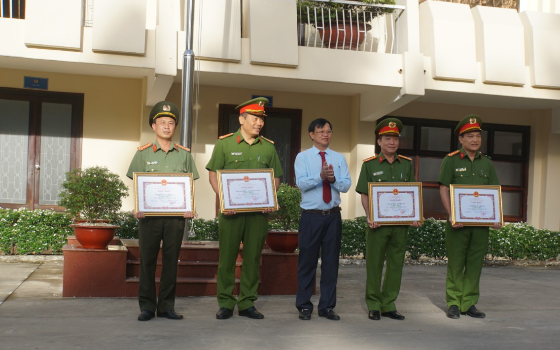 Khen thưởng các lực lượng Công an tỉnh Đồng Nai bắt cướp nhanh, cứu người bị nạn