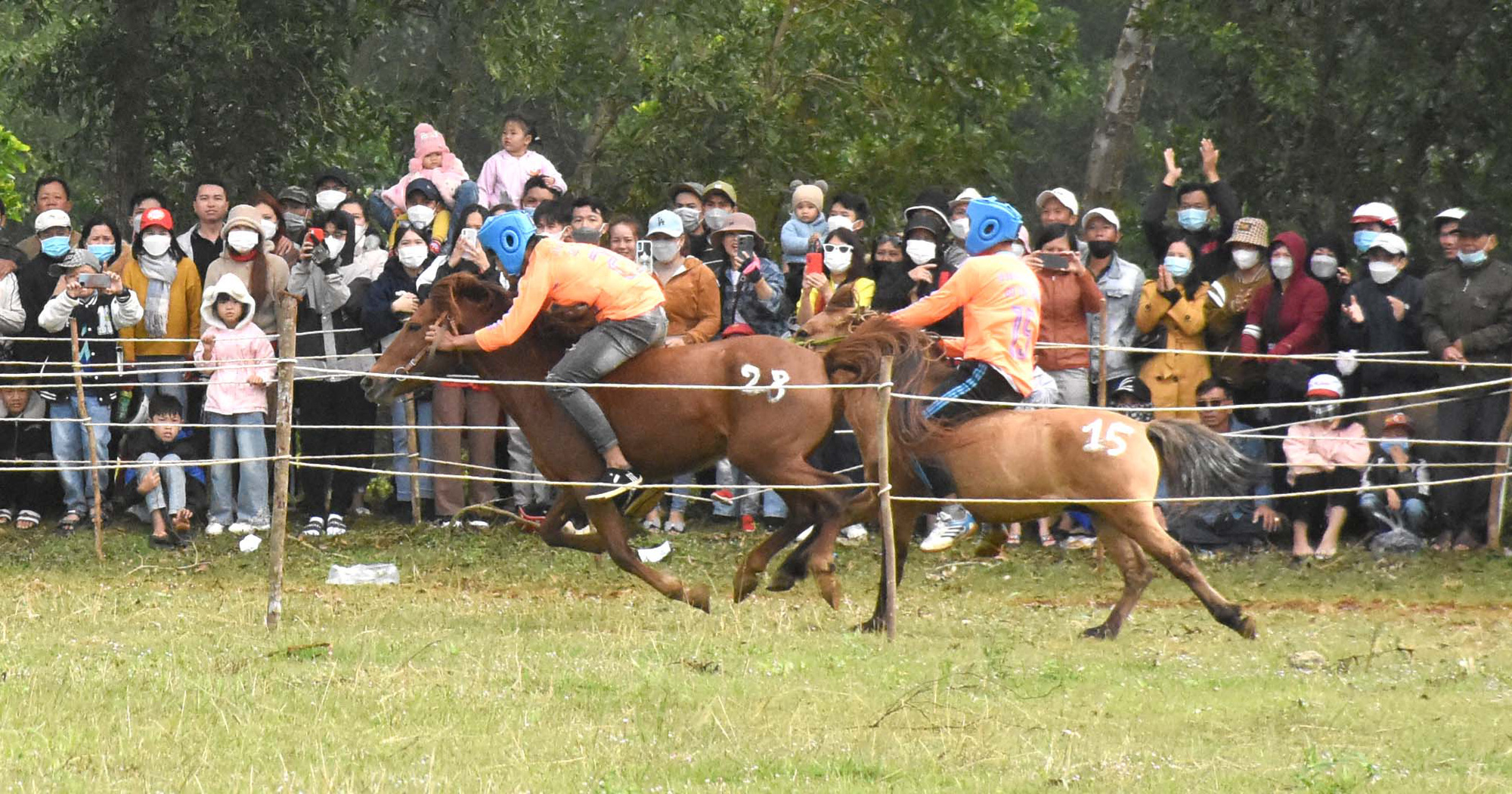 Cười bò với hội đua ngựa mỗi năm chỉ một lần tổ chức vào dịp Tết - Ảnh 9.