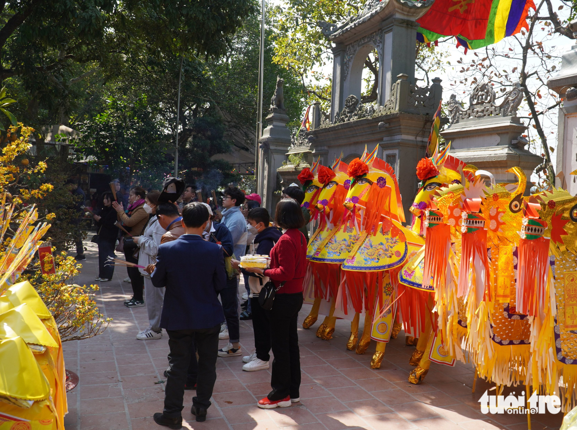 Tái diễn đốt đồ lễ, ngựa giấy khủng ở đền Ông Hoàng Mười - Ảnh 3. Tái diễn đốt đồ lễ, ngựa giấy khủng ở đền Ông Hoàng Mười - Ảnh 3.