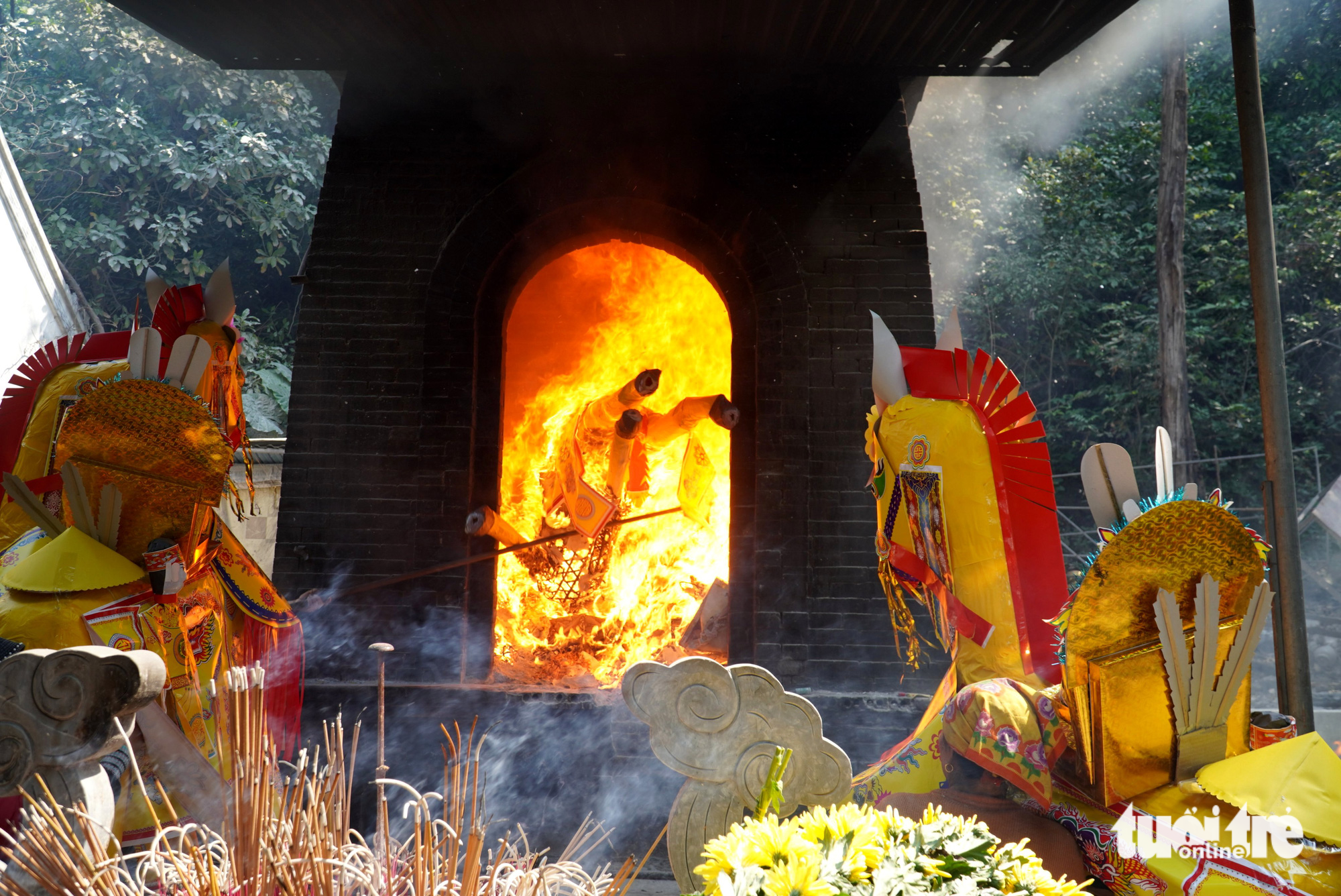 Tái diễn đốt đồ lễ, ngựa giấy khủng ở đền Ông Hoàng Mười - Ảnh 5.