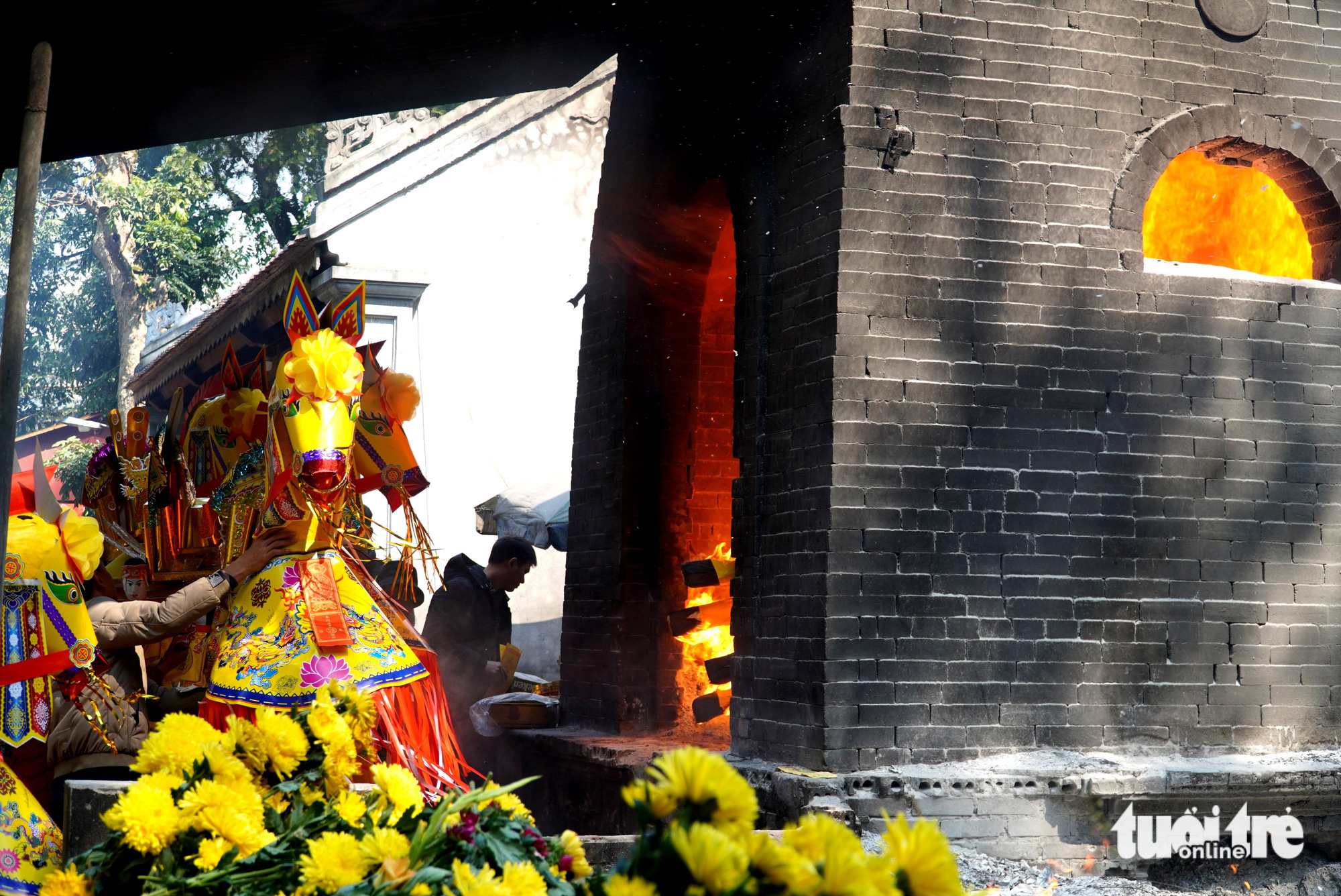 Tái diễn đốt đồ lễ, ngựa giấy khủng ở đền Ông Hoàng Mười - Ảnh 7.
