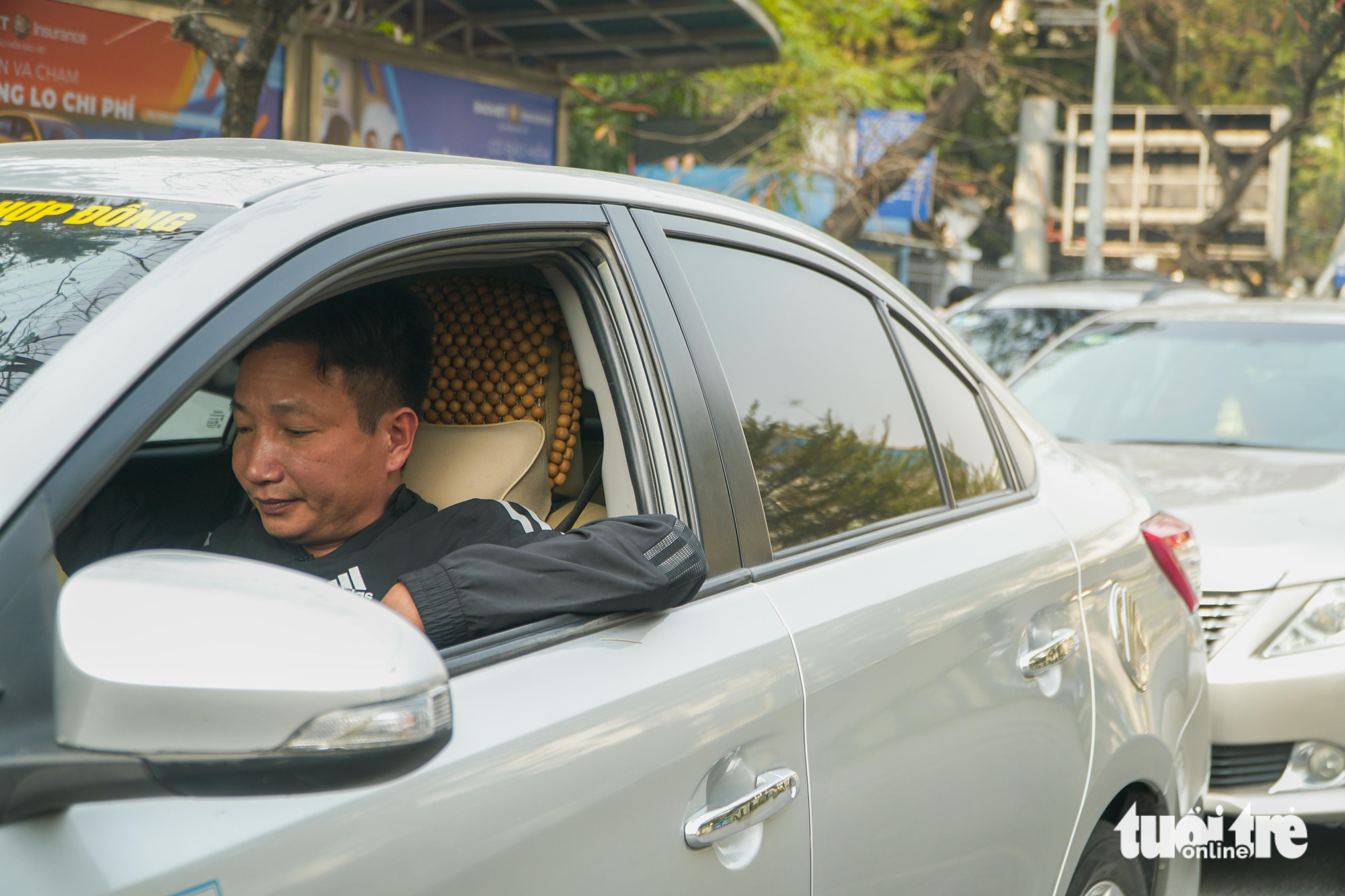 Mới đầu năm, người Hà Nội đã xếp hàng chờ đăng kiểm xe - Ảnh 4.