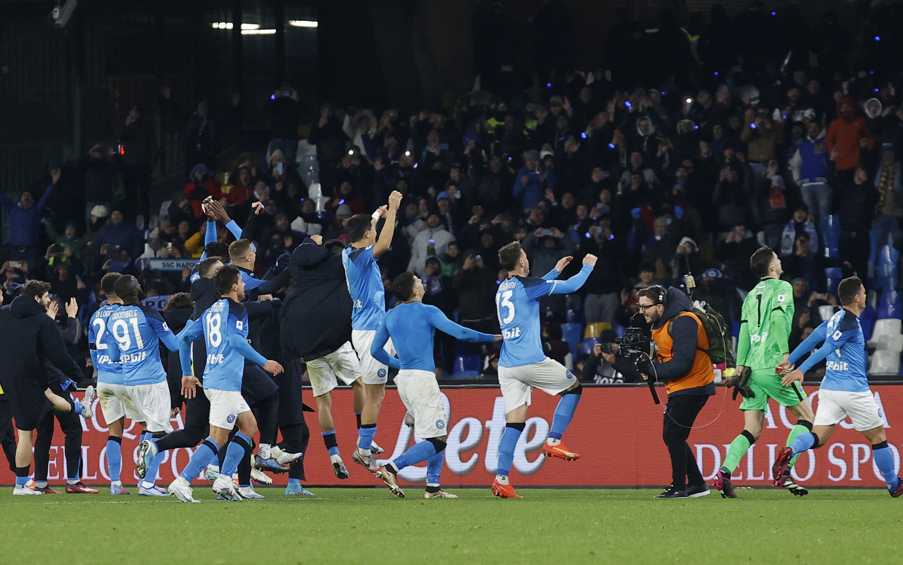Đánh bại AS Roma của Mourinho, Napoli bỏ xa Inter Milan 13 điểm