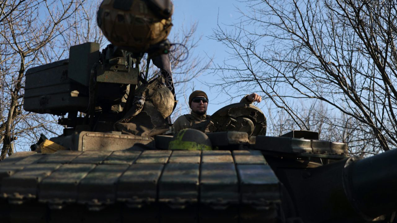Ukraine uses Soviet-era tanks while waiting for NATO tanks - Photo 2. Ukraine uses Soviet-era tanks while waiting for NATO tanks - Photo 2.