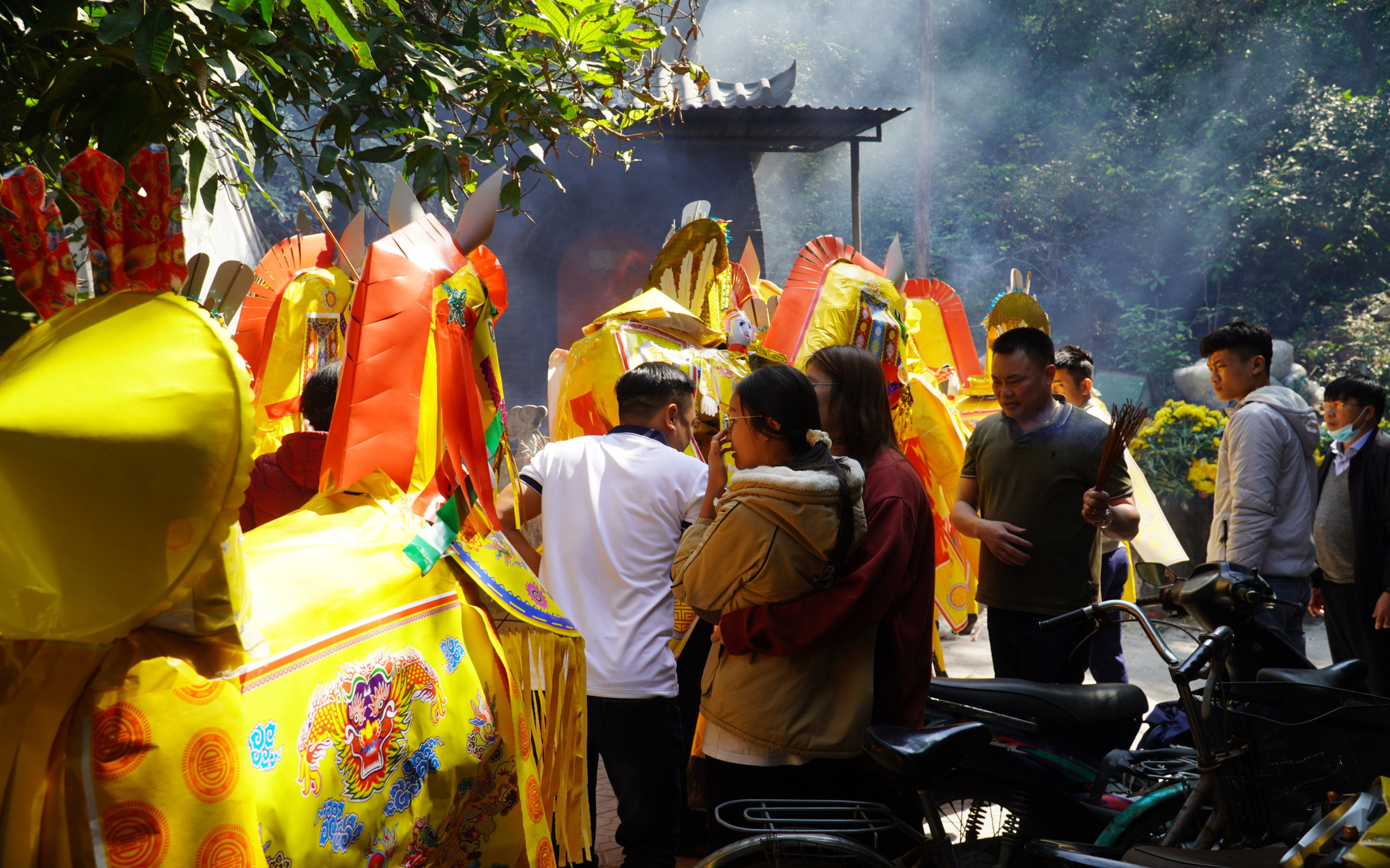 Tái diễn đốt đồ lễ, ngựa giấy "khủng" ở đền Ông Hoàng Mười
