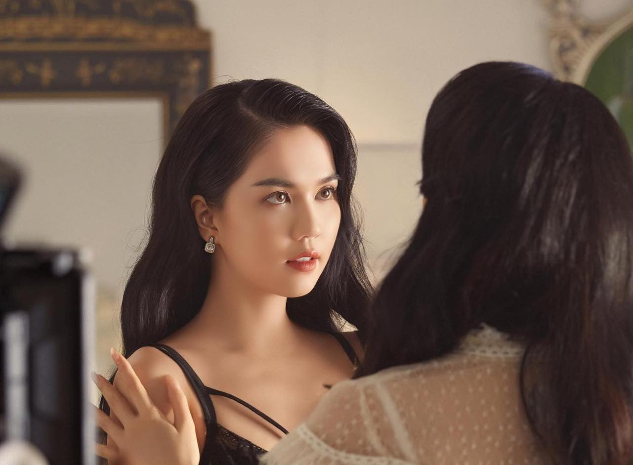 Ngọc Trinh khỏa thân trong Chị chị em em 2 có phản cảm? - Ảnh 2. Ngọc Trinh khỏa thân trong Chị chị em em 2 có phản cảm? - Ảnh 2.