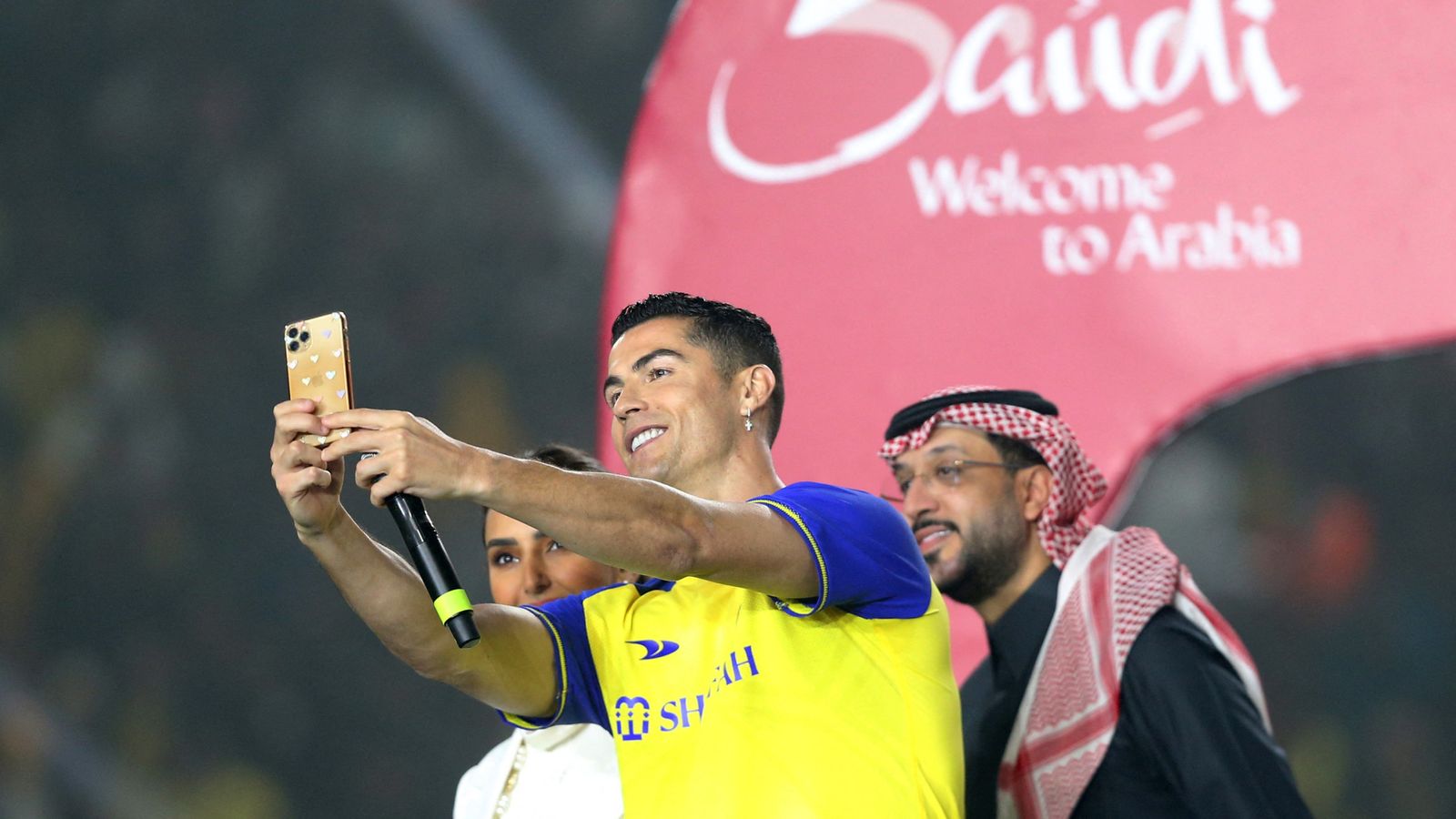 Ronaldo ra mắt hoành tráng tại Al Nassr