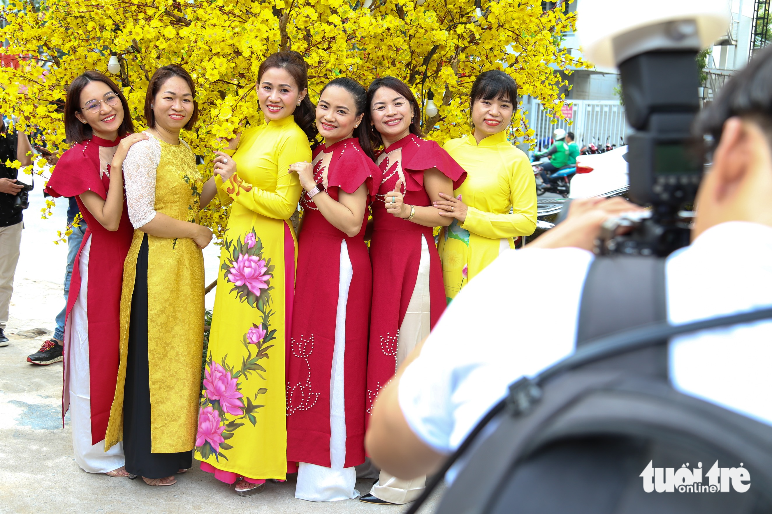 Người trẻ nô nức chụp ảnh sống ảo trước giờ Lễ hội Tết Việt khai mạc - Ảnh 3.