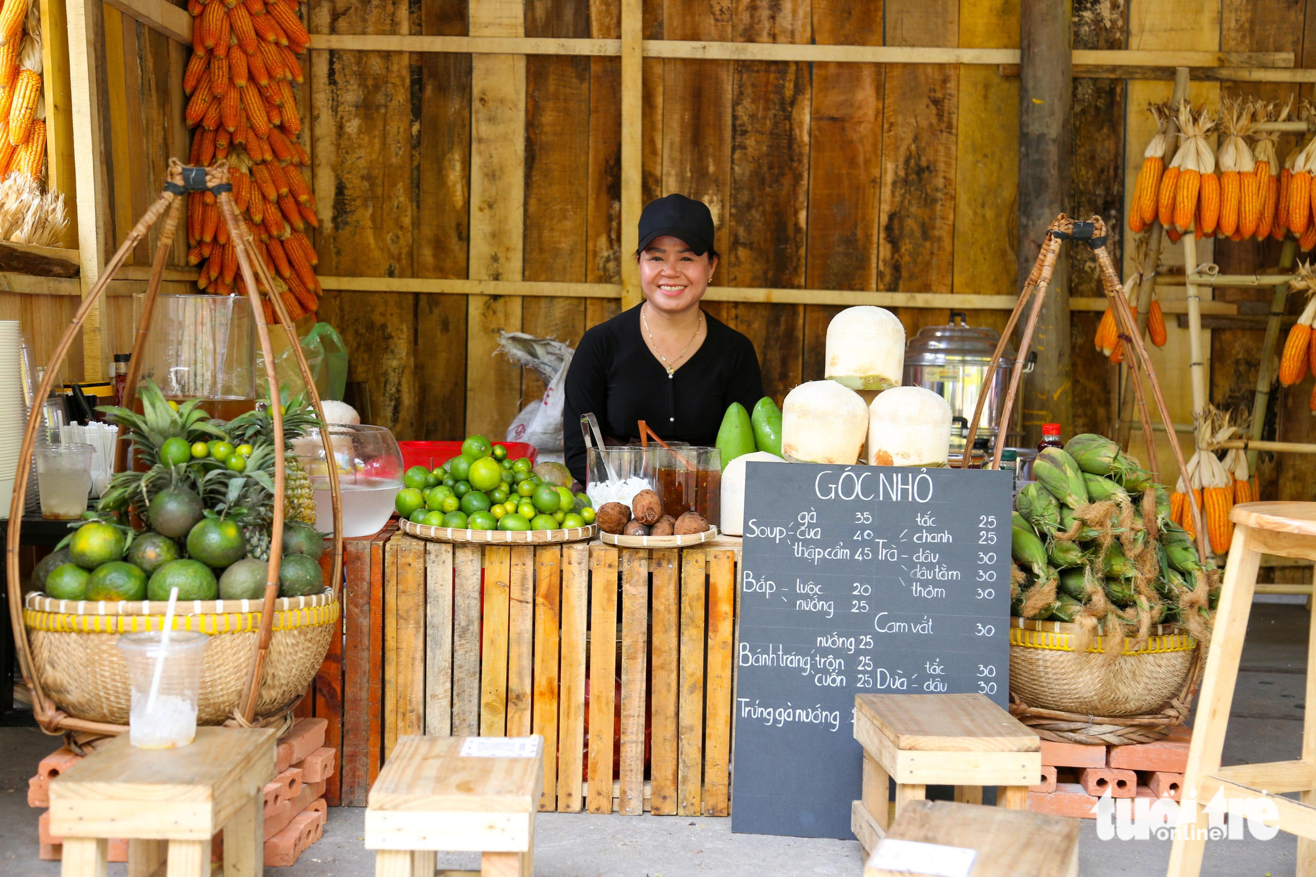 Người trẻ nô nức chụp ảnh sống ảo trước giờ Lễ hội Tết Việt khai mạc - Ảnh 10.