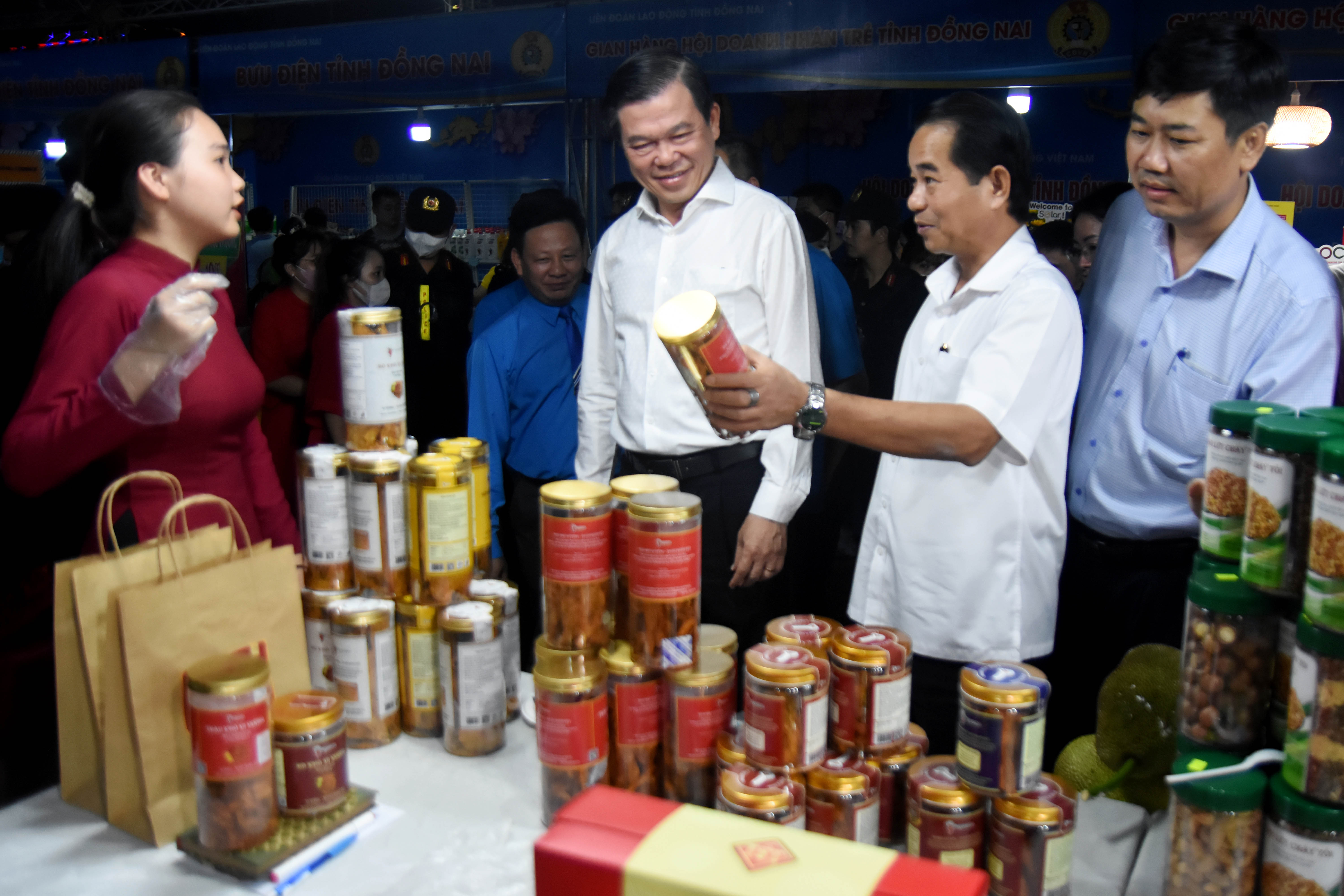 Hơn 5.000 công nhân Đồng Nai tham dự Chợ Tết công đoàn 2023 - Ảnh 5. Hơn 5.000 công nhân Đồng Nai tham dự Chợ Tết công đoàn 2023 - Ảnh 5.
