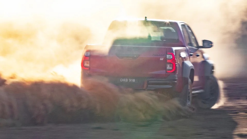 Toyota Hilux GR Sport ra mắt: Hầm hố, mạnh và nhiều đồ chơi - Ảnh 6.