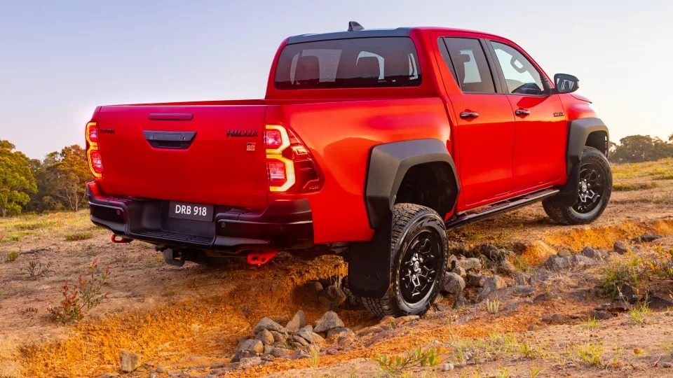 Toyota Hilux GR Sport ra mắt: Hầm hố, mạnh và nhiều đồ chơi - Ảnh 5.