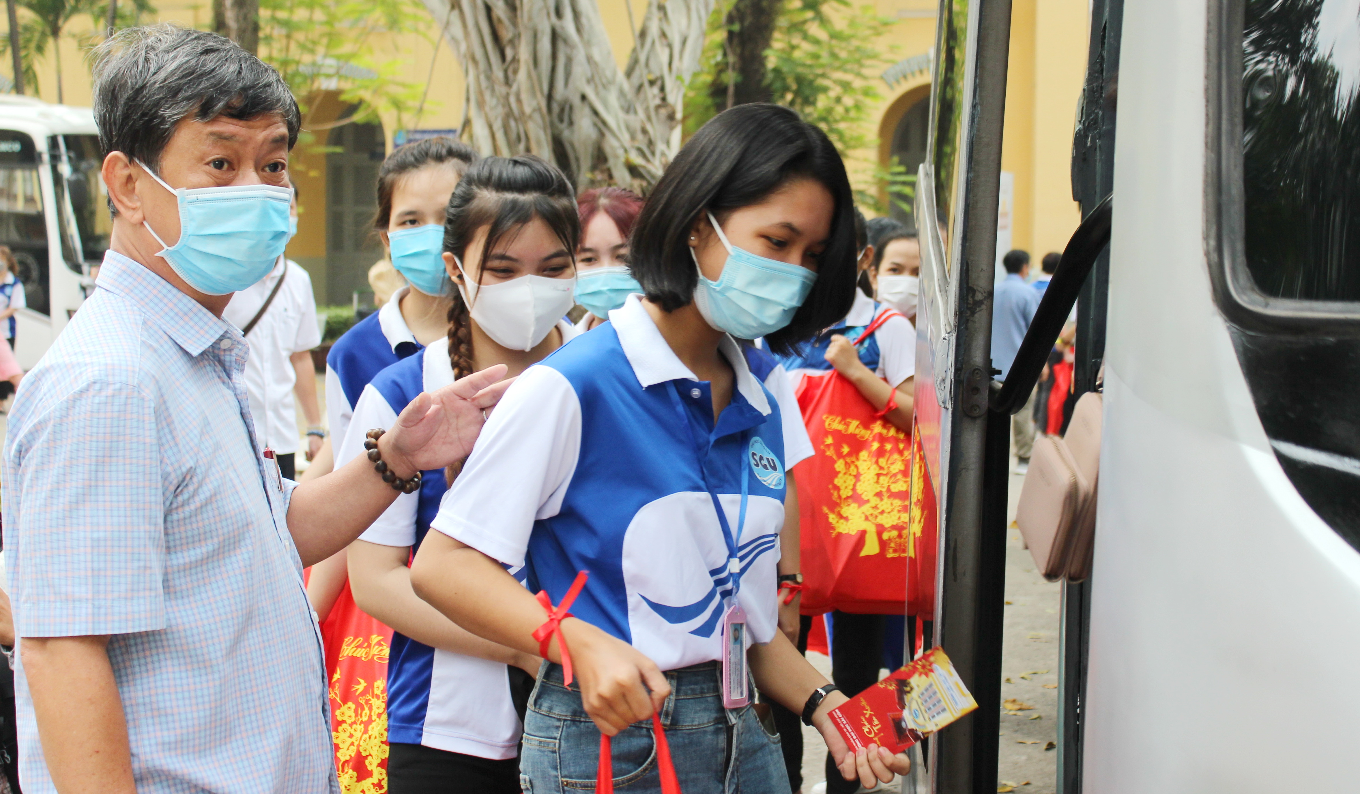 Vẫn còn vé xe Tết miễn phí cho sinh viên - Ảnh 4. Vẫn còn vé xe Tết miễn phí cho sinh viên - Ảnh 4.