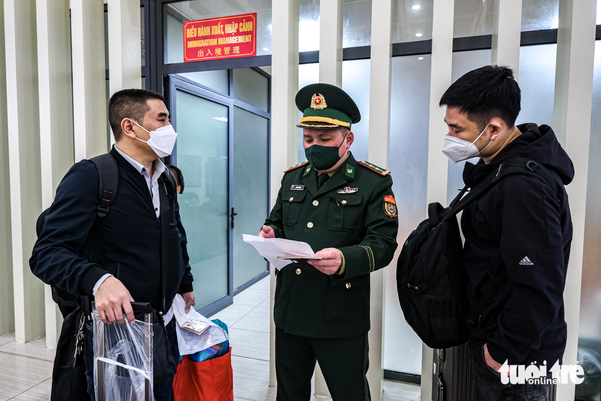 Nhiều người về Trung Quốc phải quay đầu vì giấy xét nghiệm COVID-19 không đúng quy định - Ảnh 4.