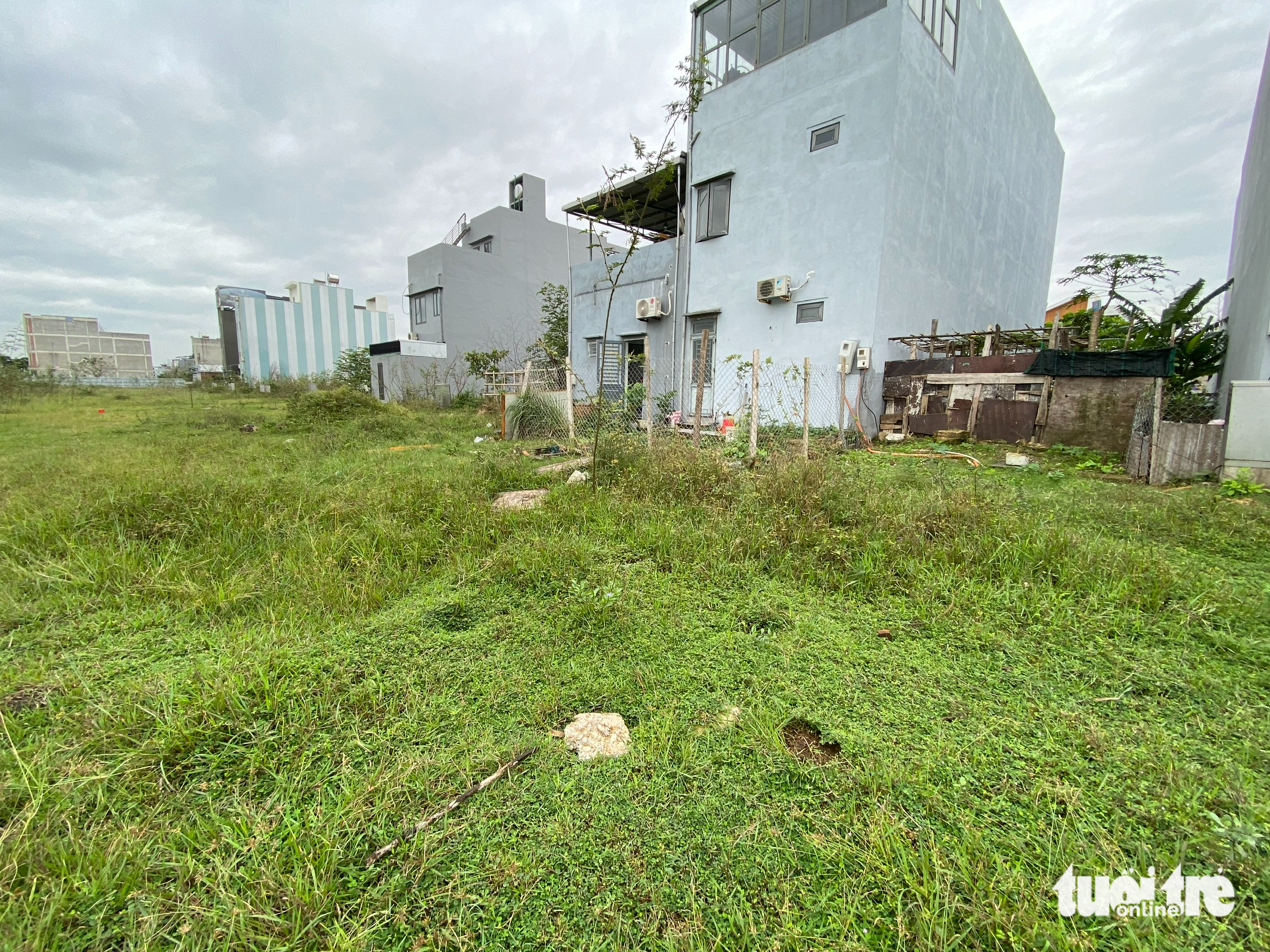 Sau vụ bé Hào Nam, bãi đất ở Đà Nẵng còn cả chục trụ bê tông há mồm - Ảnh 3.