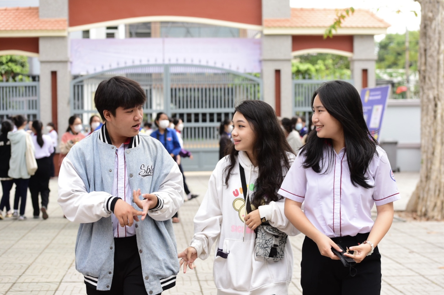 Học sinh tham dự Chương trình Tư vấn, tuyển sinh - hướng nghiệp năm 2023 tại Trường THPT Lý Thường Kiệt (thị xã La Gi, Bình Thuận) - Ảnh: DUYÊN PHAN
