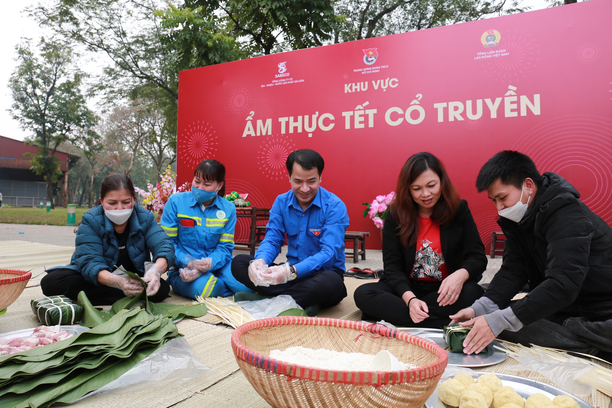 Công nhân Hà Nội xúc động nhận quà sớm, mua hàng 0 đồng dịp Tết Quý Mão 2023 - Ảnh 2.