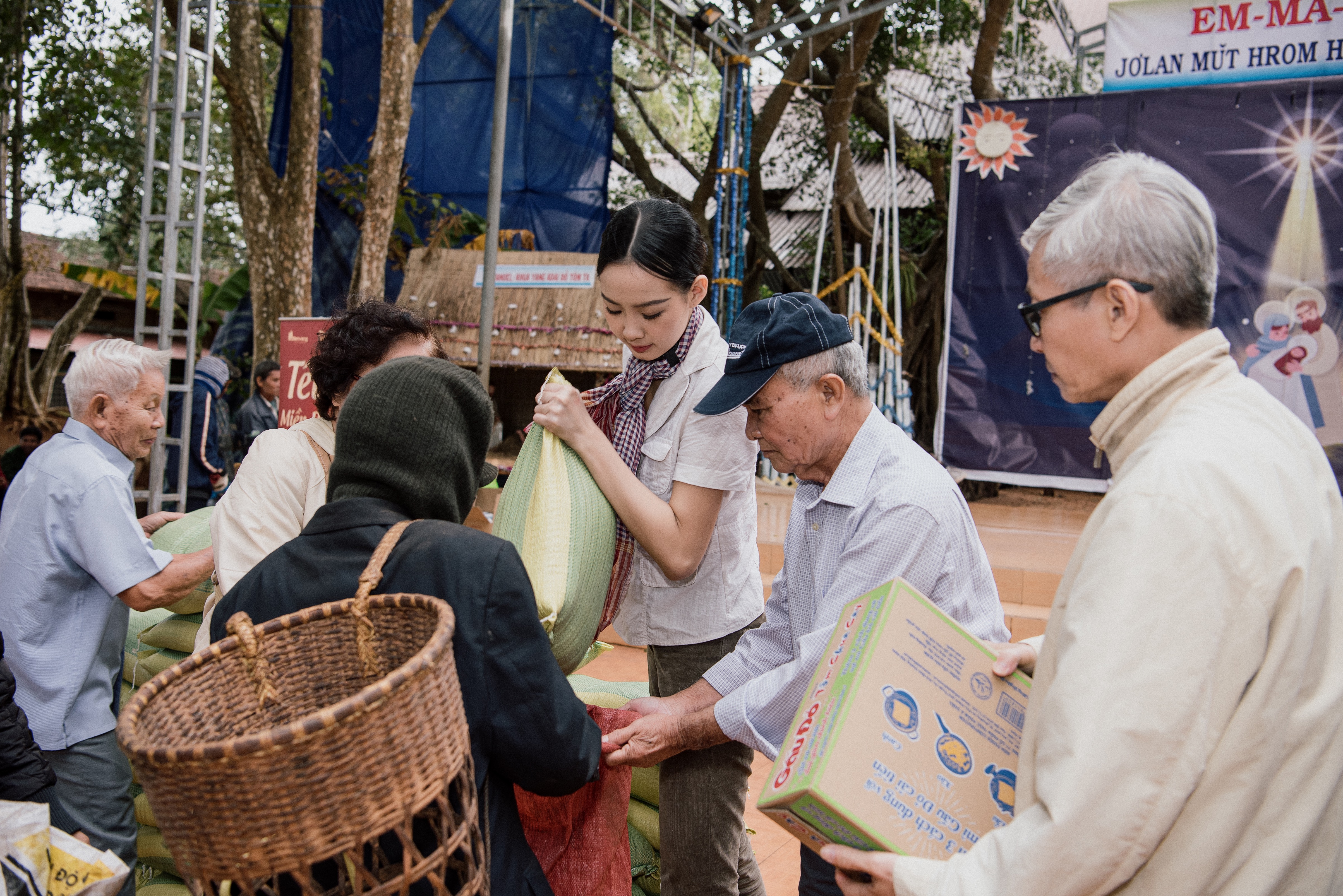 Avatar 2 đạt doanh thu hơn 1,7 tỉ USD; Minh Hằng, Ngọc Trinh giao tranh dưới nước - Ảnh 5.