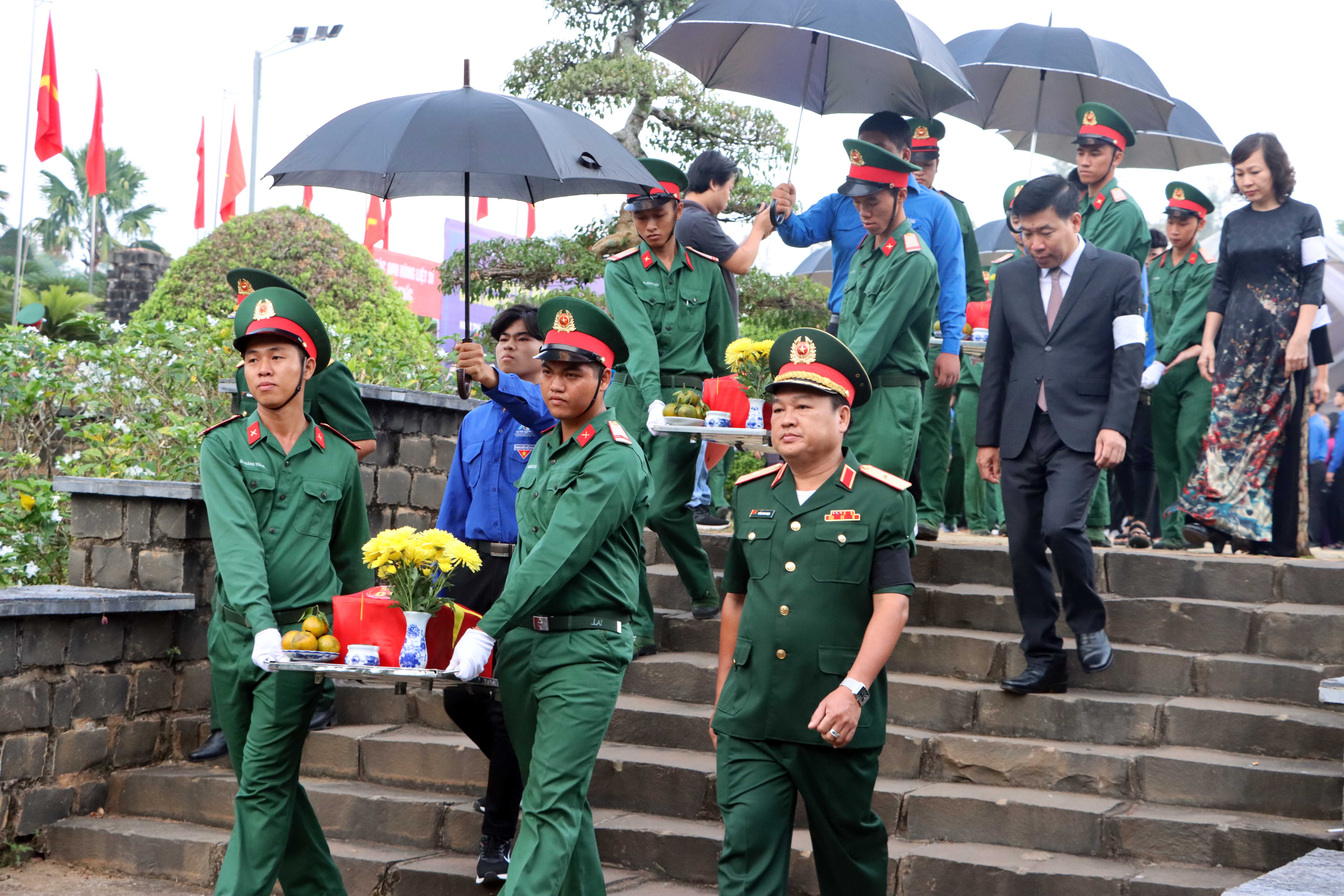 Bình Phước truy điệu, an táng hài cốt liệt sĩ hy sinh tại chiến trường Campuchia - Ảnh 1.