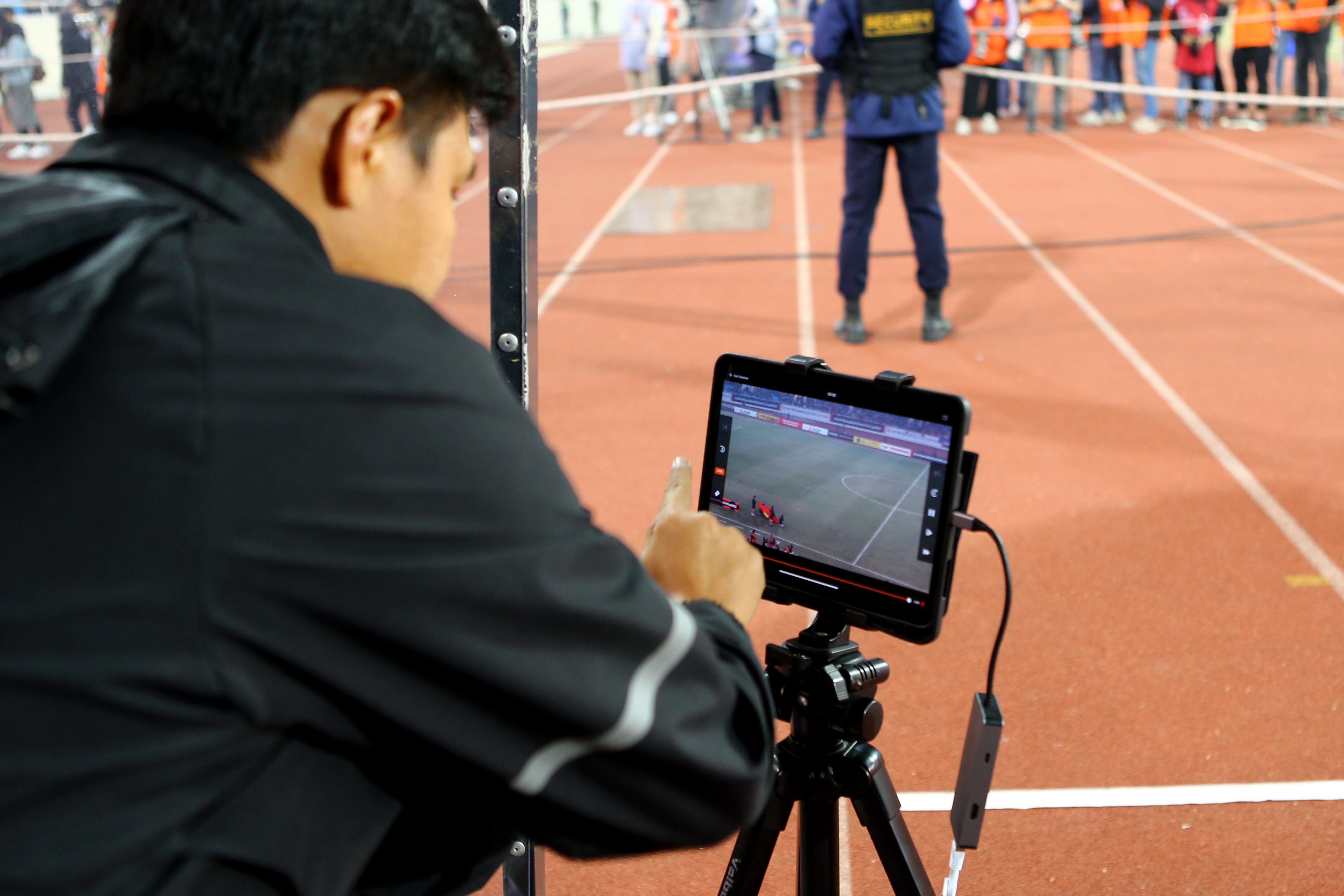 HLV Shin Tae Yong đòi trọng tài xem VAR, ông Park Hang Seo sửng cồ với cầu thủ Indonesia - Ảnh 2.