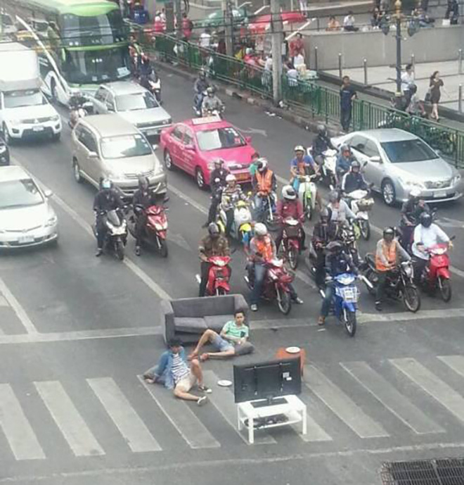 Ảnh vui 1-10: Thanh niên coi 'bốn bể là nhà' - Ảnh 1. Thanh niên mỗi thời lại có một kiểu "nổi loạn".
