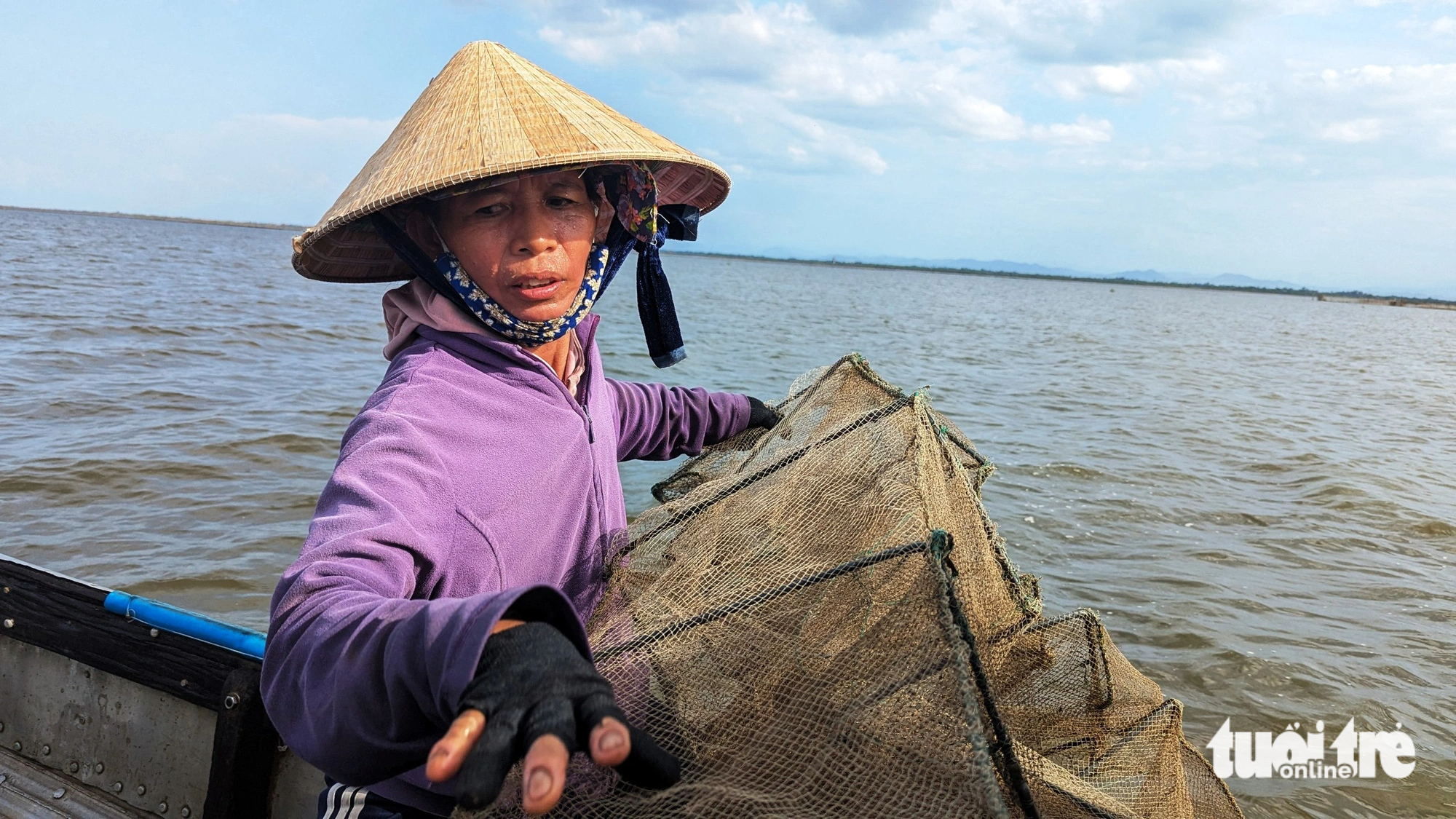 Bà Trần Thị Ba, vợ ông Tường, thả lừ trên phá Tam Giang