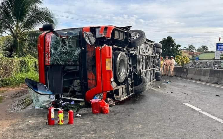 Xe khách Phương Trang gây tai nạn liên hoàn ở Vũng Tàu, nhiều xe hư hỏng- Ảnh 3. Xe khách Phương Trang lật chắn ngang quốc lộ 1