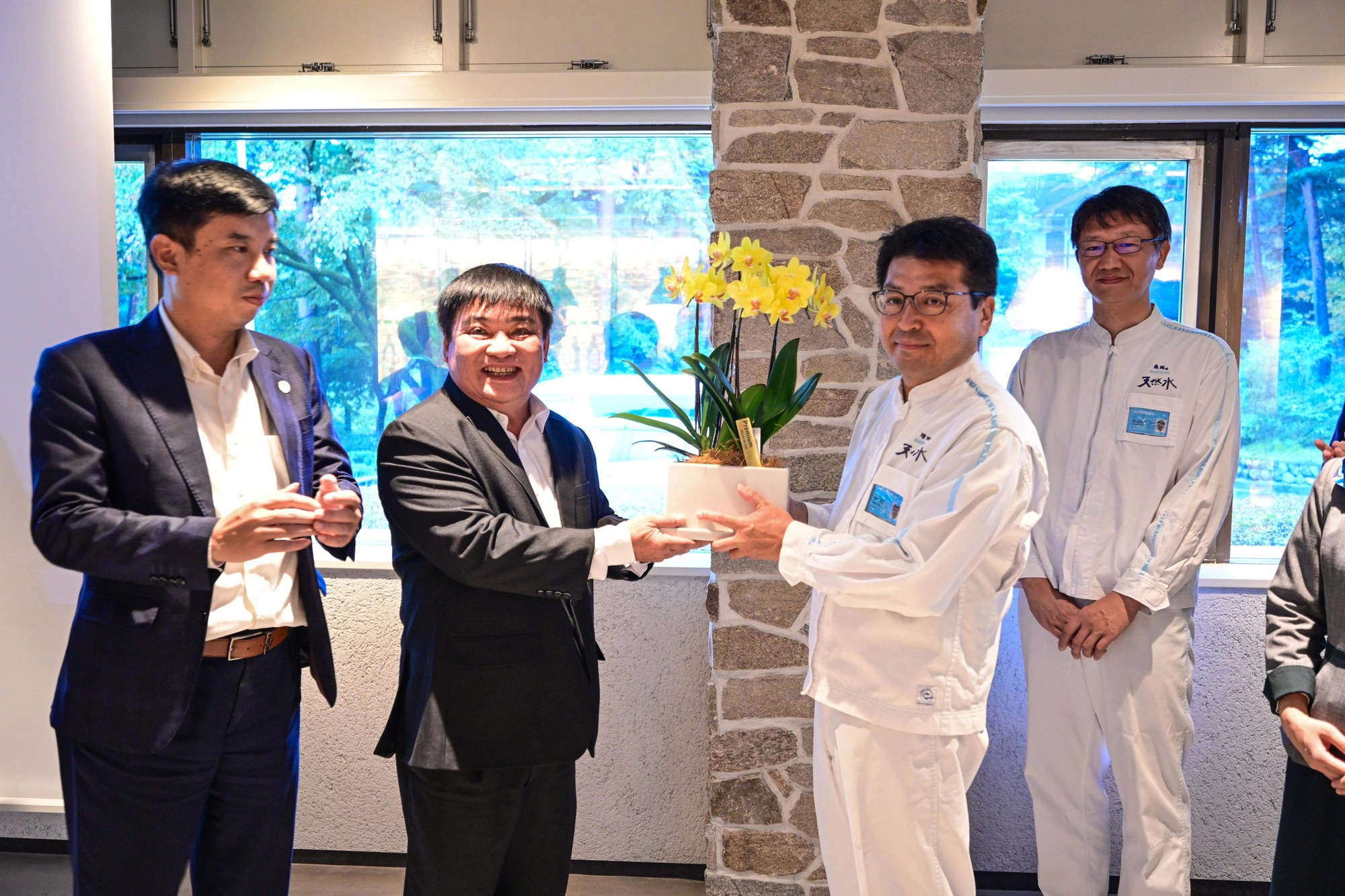 Ông Lê Thế Chữ, tổng biên tập báo Tuổi Trẻ, tặng quà lưu niệm cho ông Shigeo Masuda, giám đốc Nhà máy nước của Hakushu