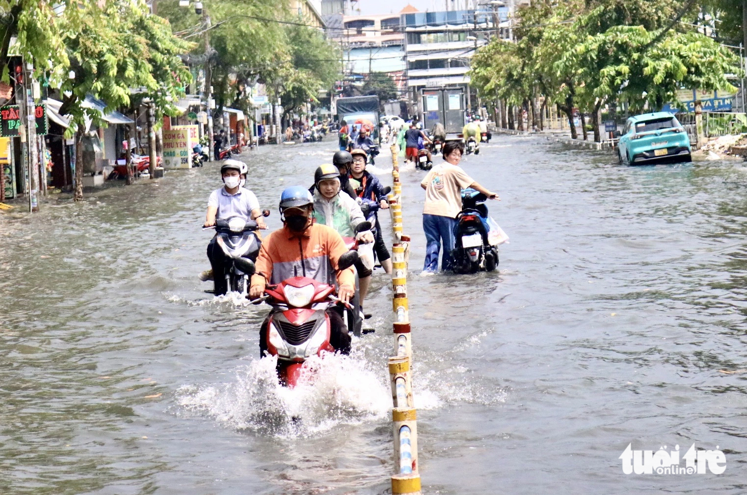 Mưa ngập mênh mông trên đường Nguyễn Văn Khối (quận Gò Vấp, TP.HCM)