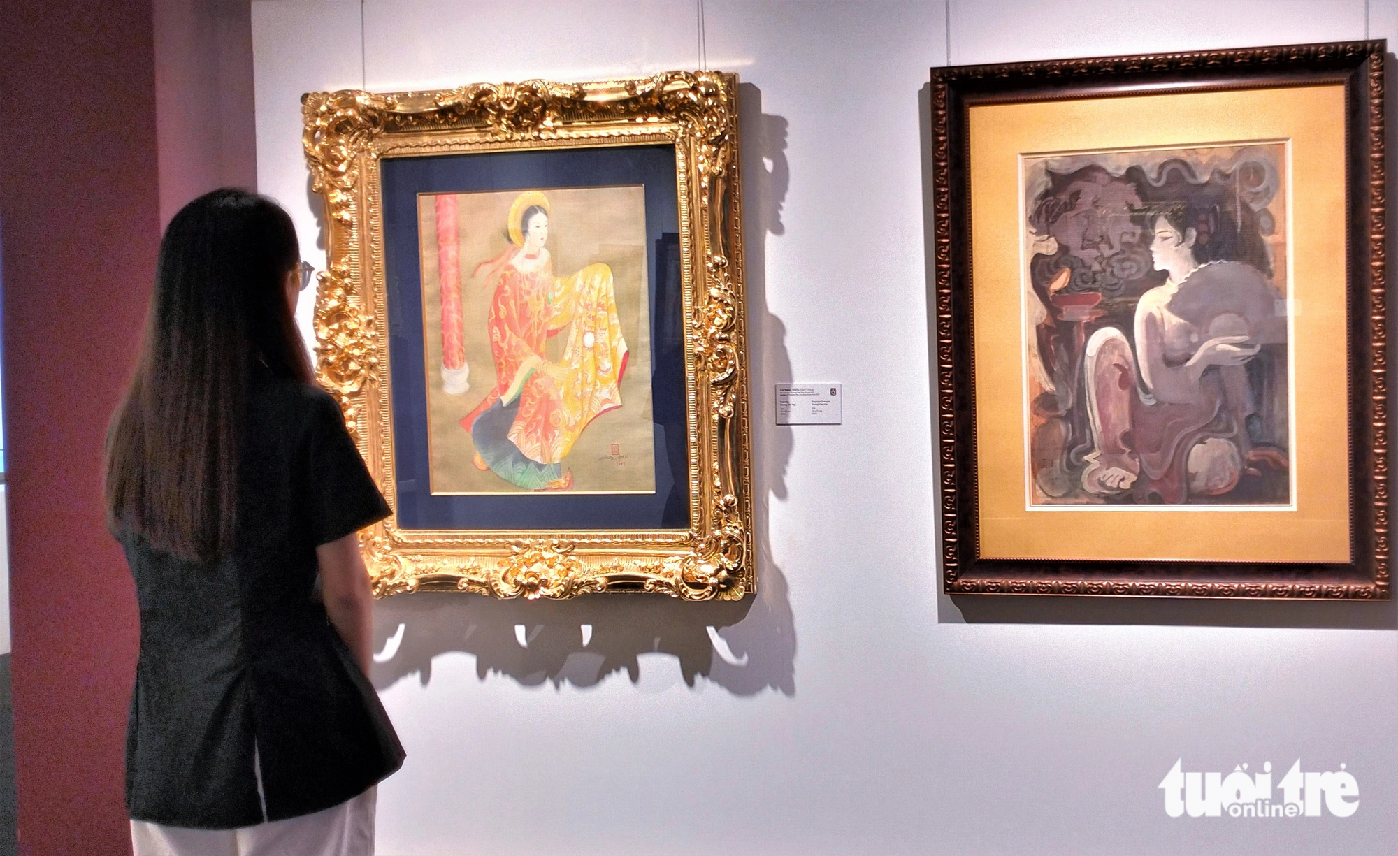 Từ trái sang: "Thái hậu Dương Vân Nga" của họa sĩ Lê Năng Hiển và "Dạ cổ hoài lang" của Trần Văn Phú.
