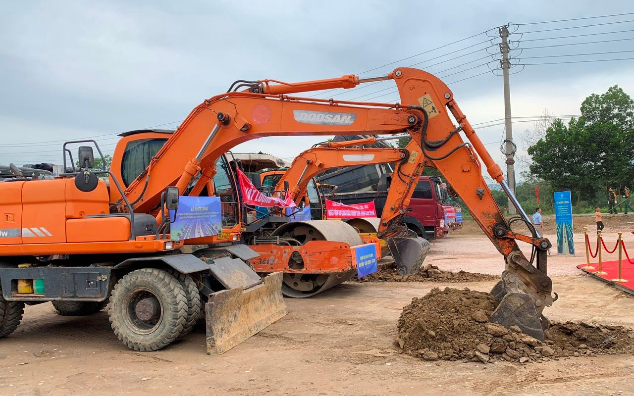 Thủ tướng dự lễ khởi công dự án cao tốc đầu tiên của Hòa Bình có vốn 10.000 tỉ đồng - Ảnh 2.