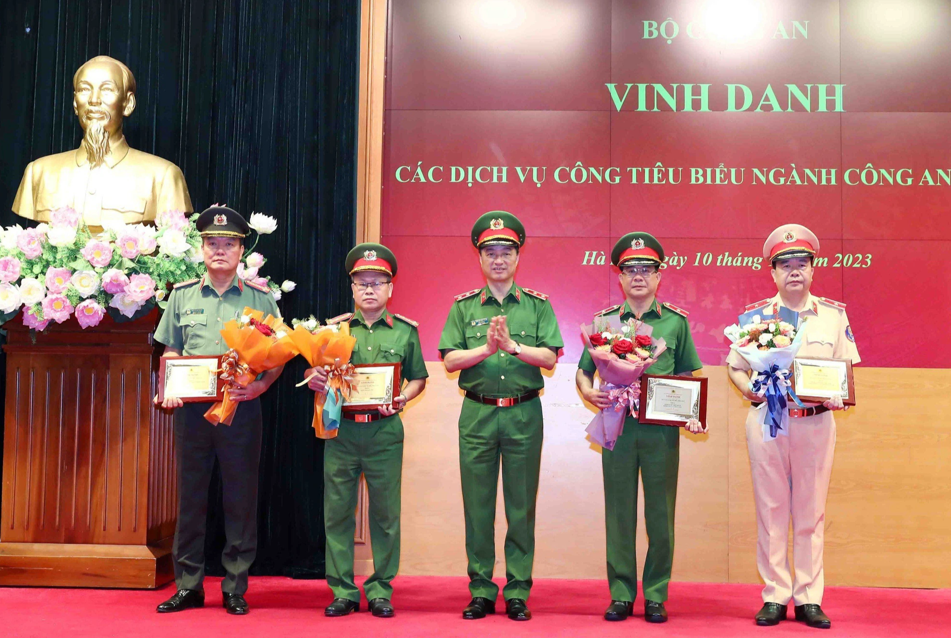 Trung tướng Nguyễn Duy Ngọc - Thứ trưởng Bộ Công an - trao bằng khen cho các đơn vị đạt thành tích cao trong chuyển đổi số - Ảnh: DANH TRỌNG