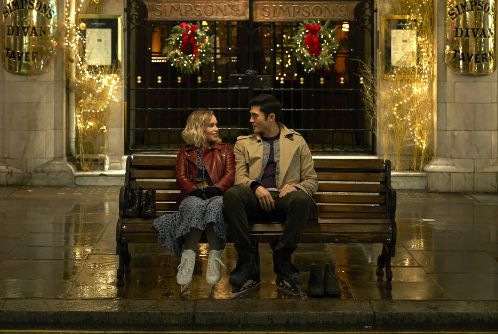 Last Christmas có nhiều khoảnh khắc ngọt ngào giữa Emilia Clarke và Henry Golding - Ảnh: Buzz Magazine