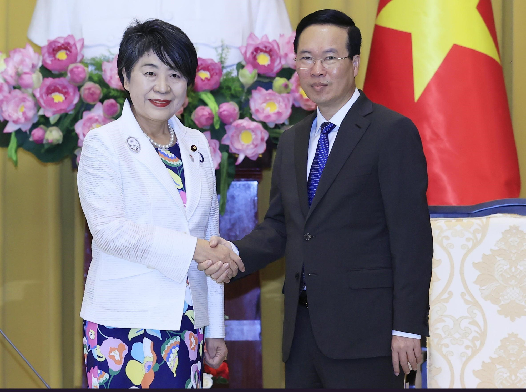 大統領:ベトナムと日本との関係はさらに発展する余地がたくさんある – 写真1。 ボー・ヴァン・トゥオン大統領、上川陽子外務大臣を迎える - 写真: VNA