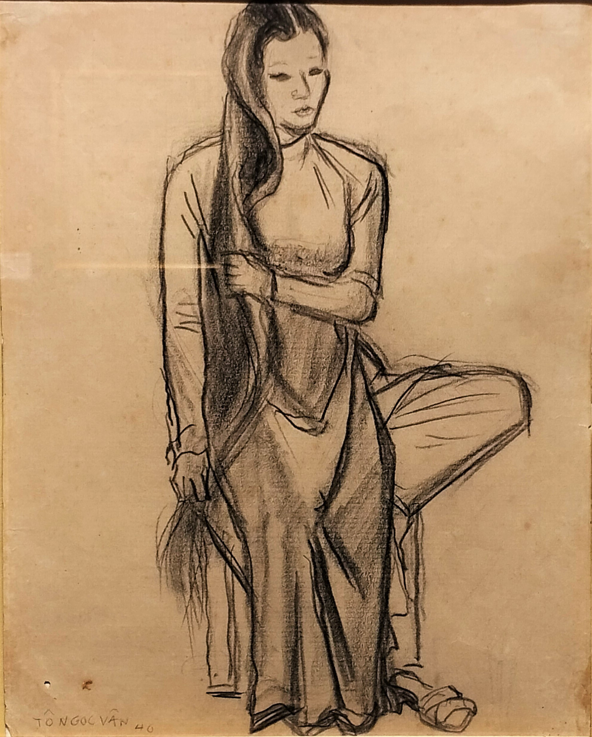 Tranh chân dung "Thiếu nữ xõa tóc" vẽ bằng chì than của danh họa Tô Ngọc Vân (1906 - 1954). Ông là họa sĩ xuất sắc trước 1945, được tôn vinh trong bộ tứ mỹ thuật Việt Nam đời đầu "nhất Trí, nhì Vân, tam Lân, tứ Cẩn", cũng là liệt sĩ đầu tiên của giới mỹ thuật.